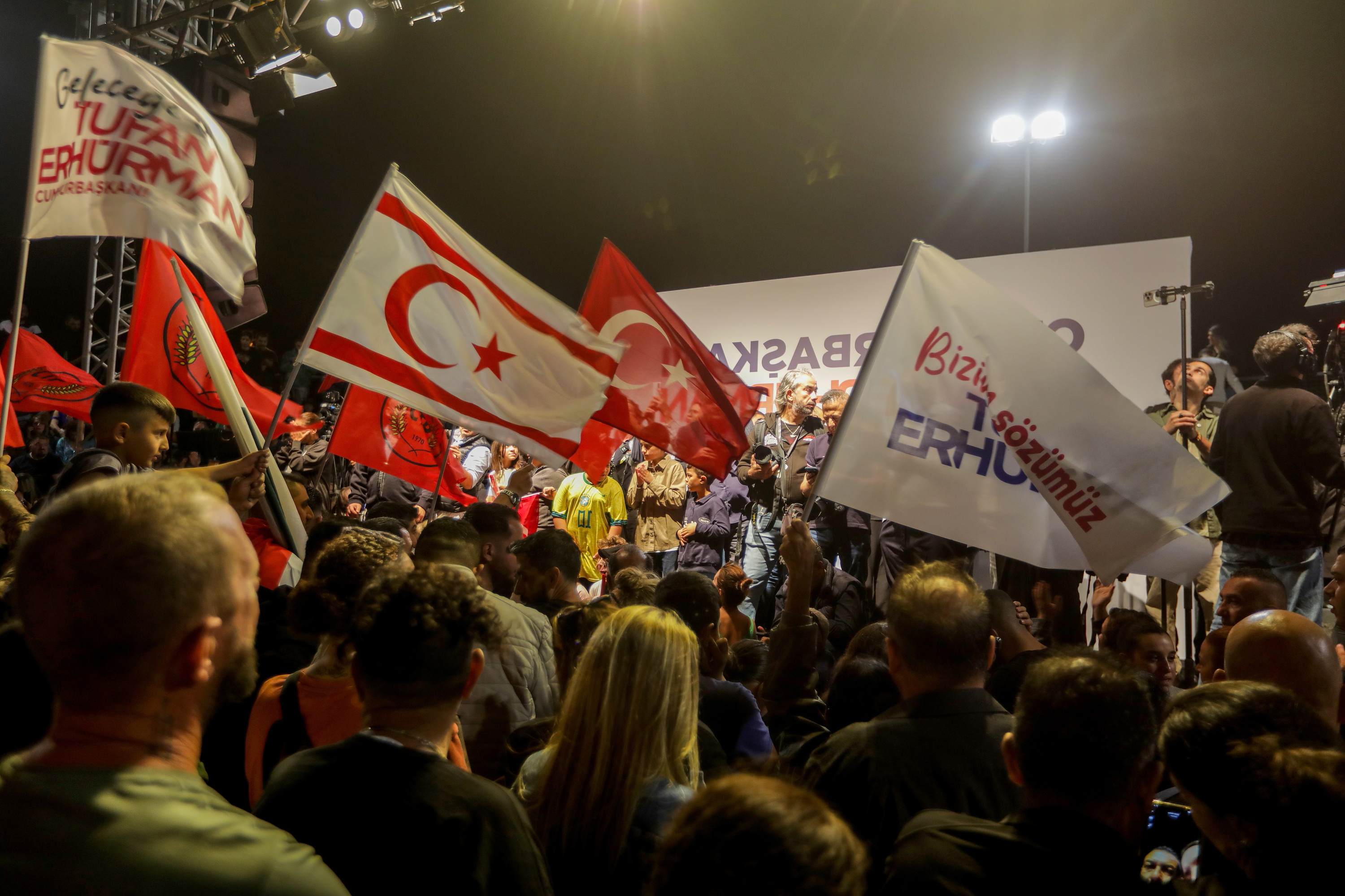 Tufan Erhurmanen jarraitzaileak hauteskundeen emaitza jakin berritan, urriaren 19an. BIROL BEBEK / EFE