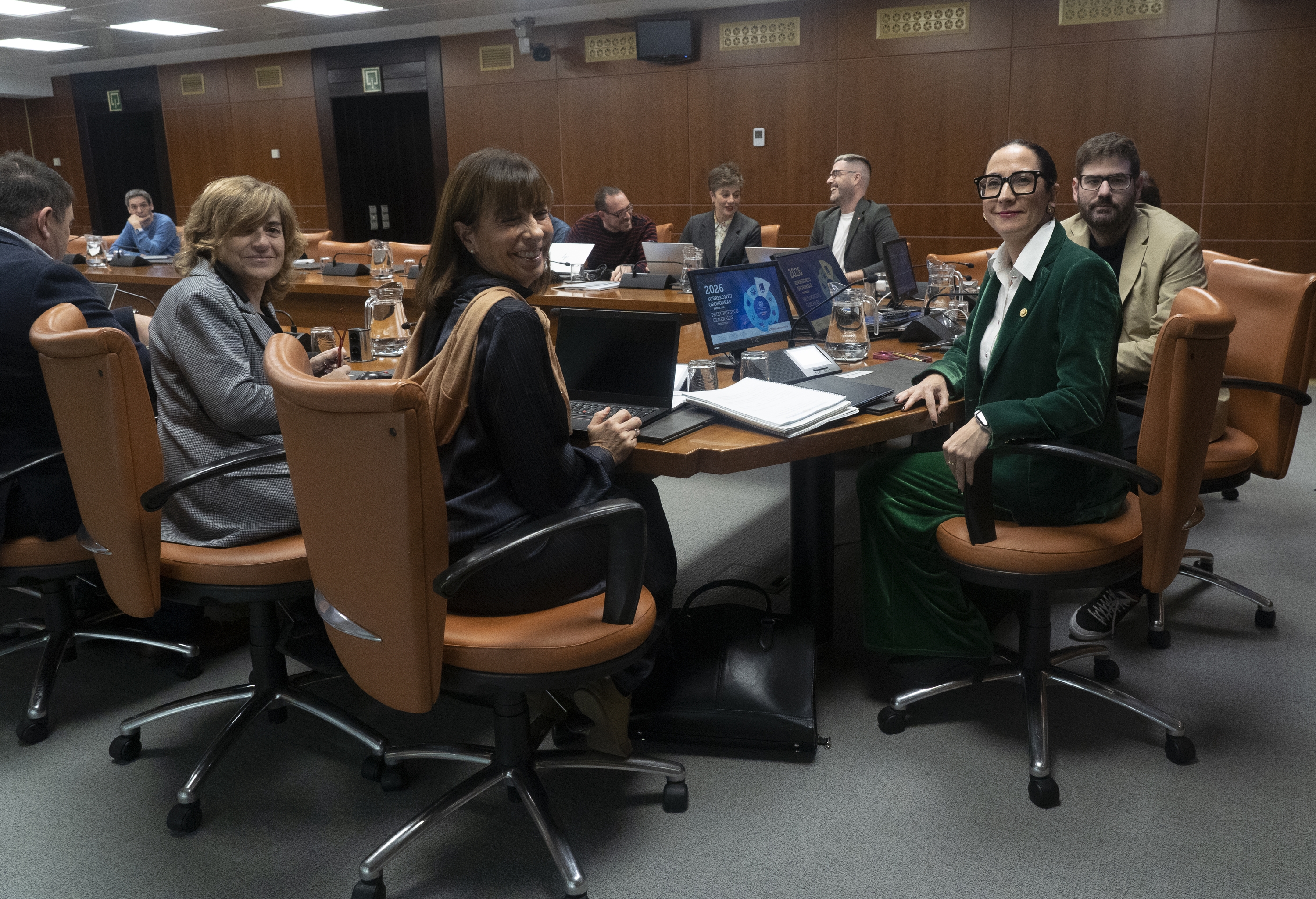 Begoña Pedrosa eta Hezkuntza Saileko gainerako ordezkariak, gaur, Eusko Legebiltzarrean. RAUL BOGAJO / FOKU