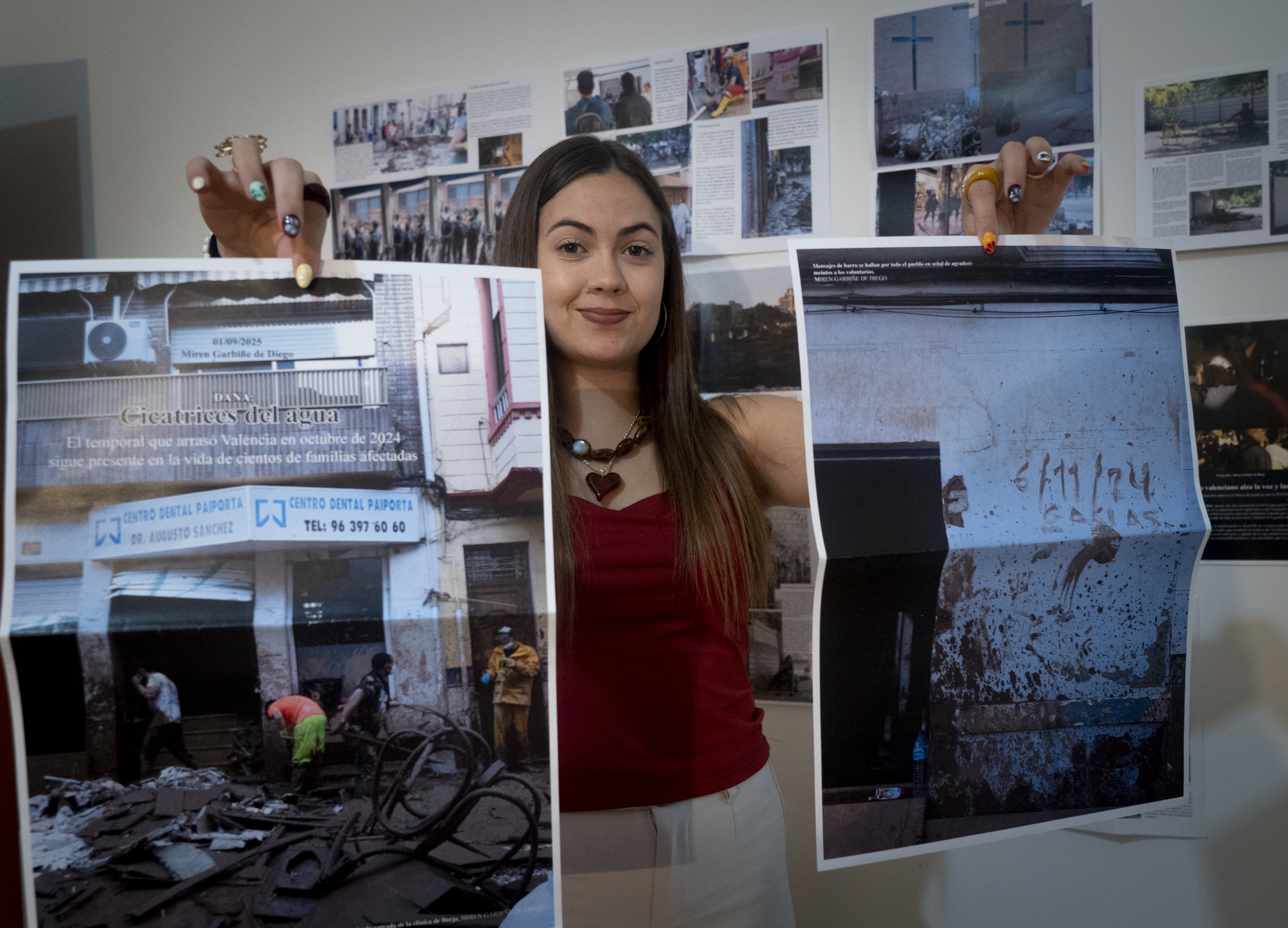 Miren Garbiñe de Diego, gradu amaierako lanerako egindako argazki batzuk erakusten, Gasteizeko bere etxean. RAUL BOGAJO / FOKU