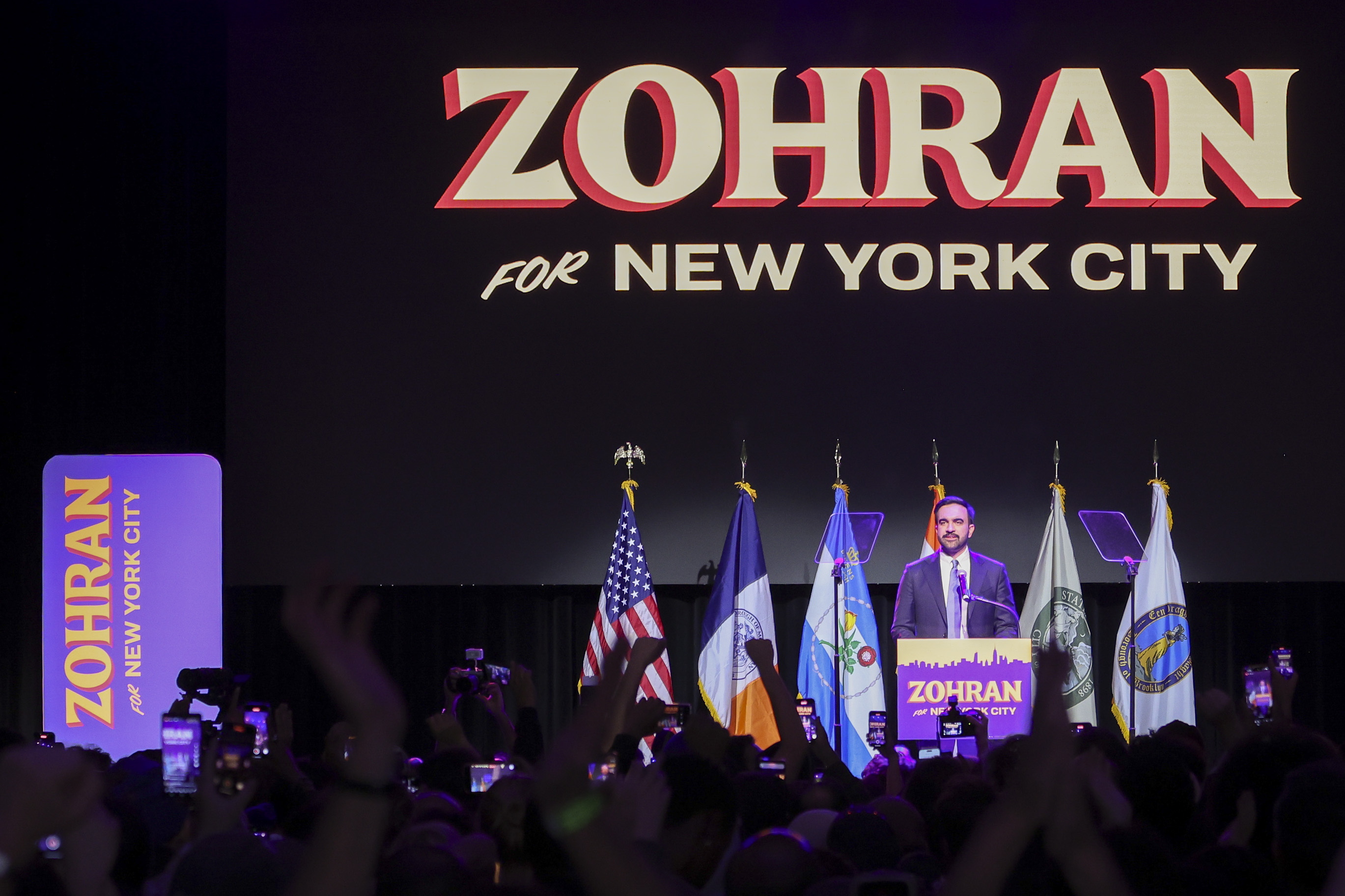 Mamdani garaipena ospatzen, bart, New Yorken. SARAH YENESEL / EFE