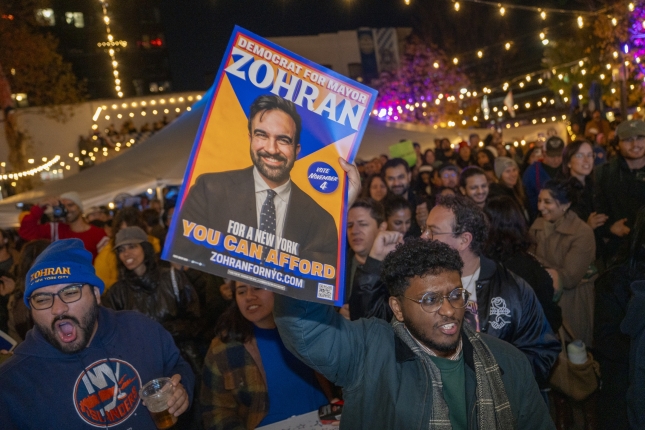 Mamdaniren jarraitzaileak garaipena ospatzen, bart, New Yorken. ANGEL COLMENARES / EFE