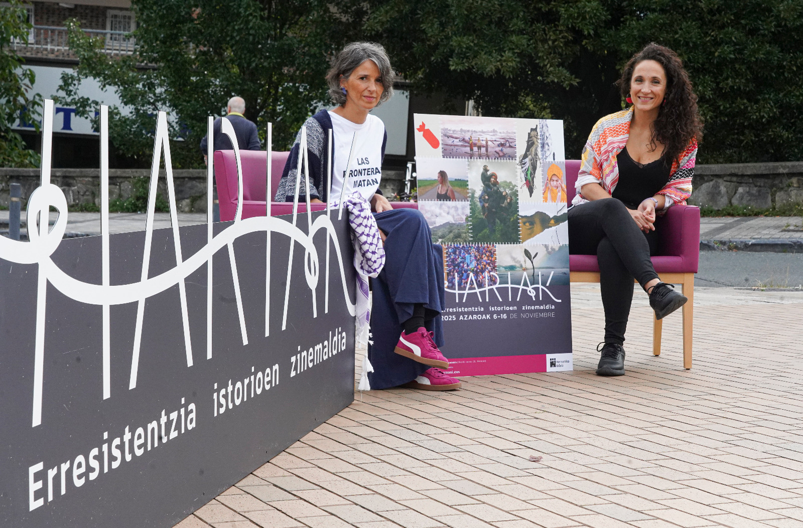 Su Hernandez Hariak zinema jaialdiko koordinatzailea eta Itsaso Lekuona Hernaniko Udaleko Lankidetza zinegotzia, Hernanin. HARIAK