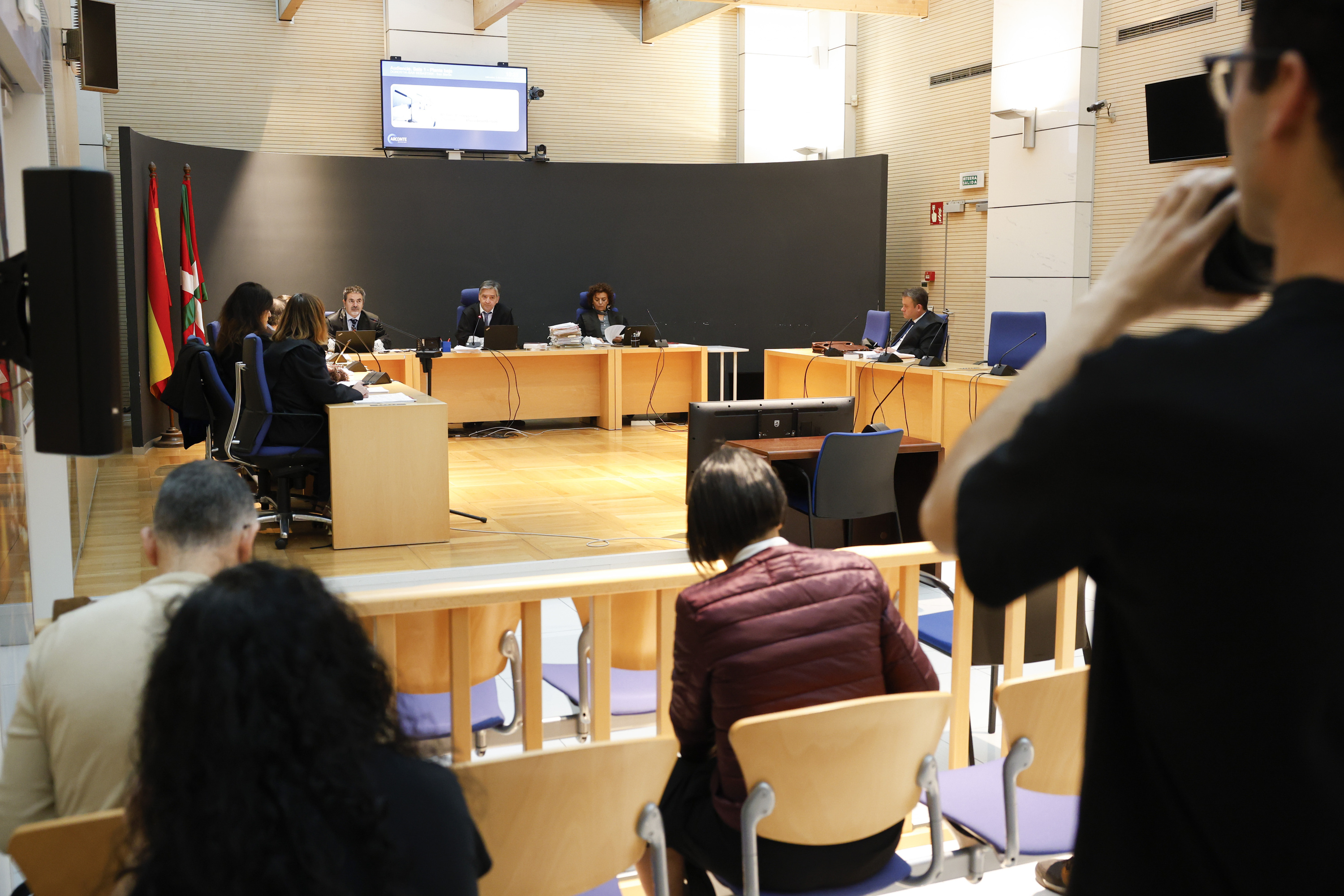 Epaimahaia, epaia irakurri aurretik, gaur. JUAN HERRERO / EFE