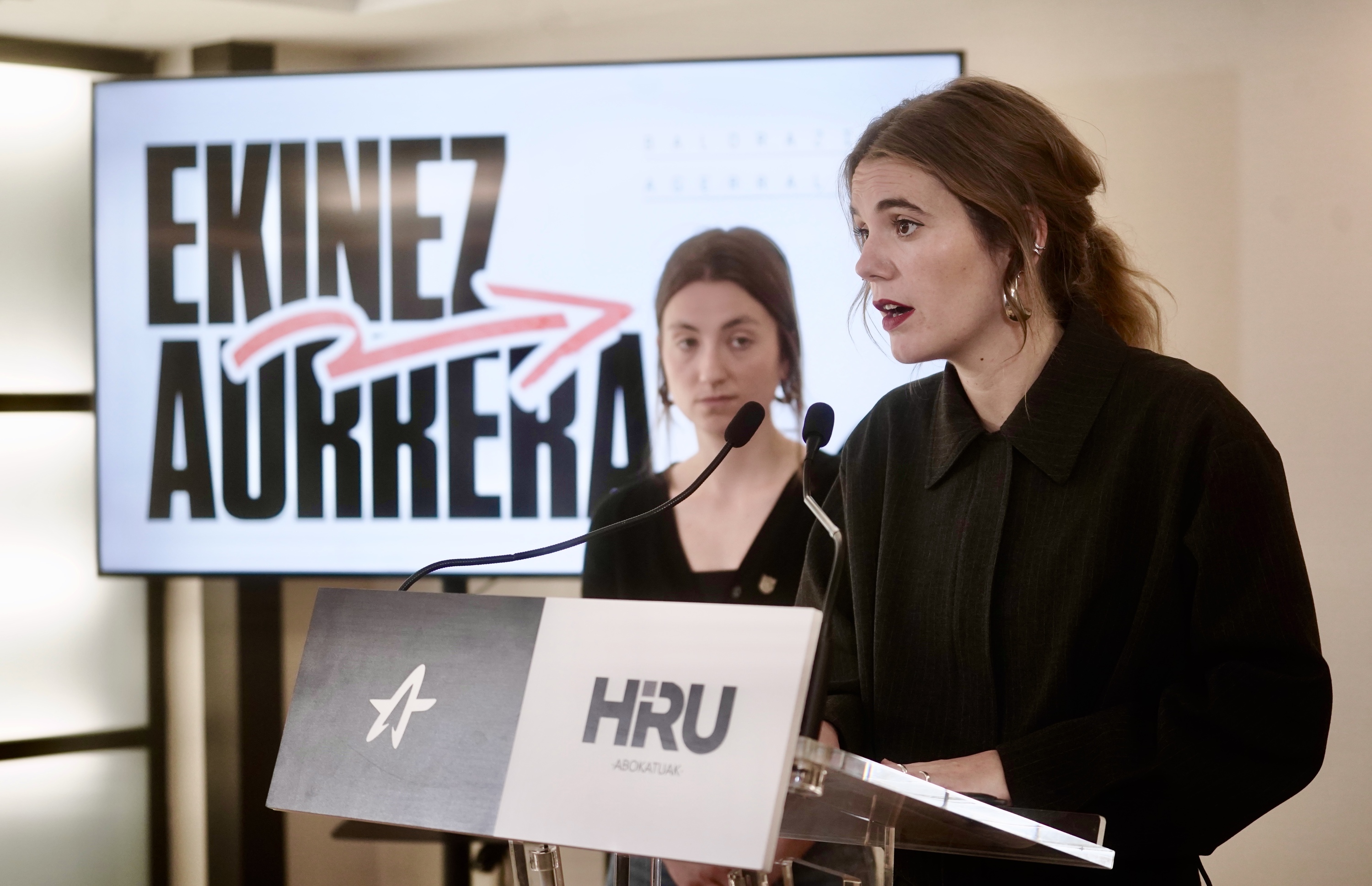 Maddi Bilbao Aretxaga, berbetan, atzean Amaiur Egurrola duela, gaur, Bilbon. MARISOL RAMIREZ / FOKU