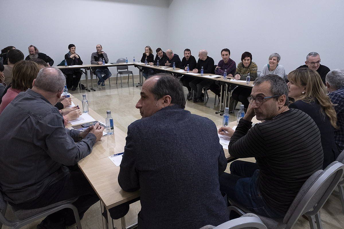 Etxerat-ek deituta, eragile politiko, sindikal eta sozial ugari joan dira bilerara. JON URBE / FOKU