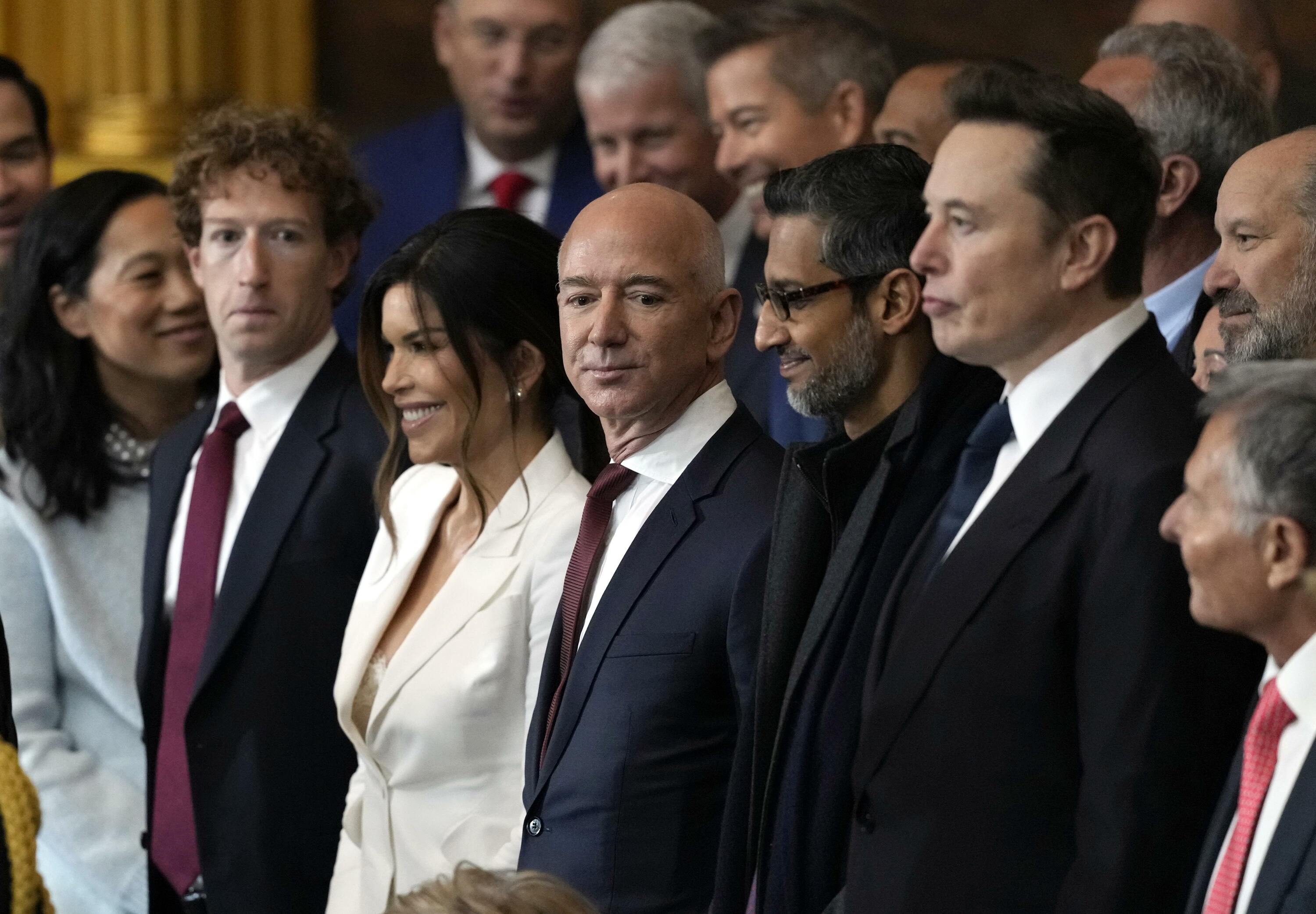 Priscilla Chan, Mark Zuckerberg, Lauren Sanchez, Jeff Bezos, Sundar Pichai eta Elon Musk Washingtonen, urtarrilean, Donald Trumpen kargu hartzean. SAUL LOEB / EFE