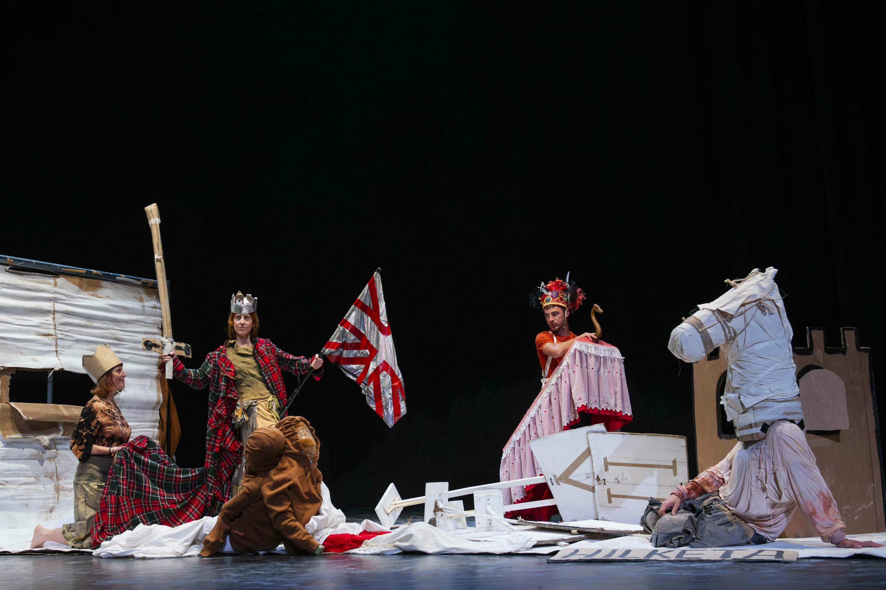 Eneritz Artetxe, Leire Ucha, Pette Jaragoihen eta Ion Zumelaga, entsegu batean hartutako irudian. AINHOA RESANO