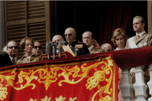 Franco, Juan Carlos alboan duela, hil baino hilabete eta erdi lehenago.