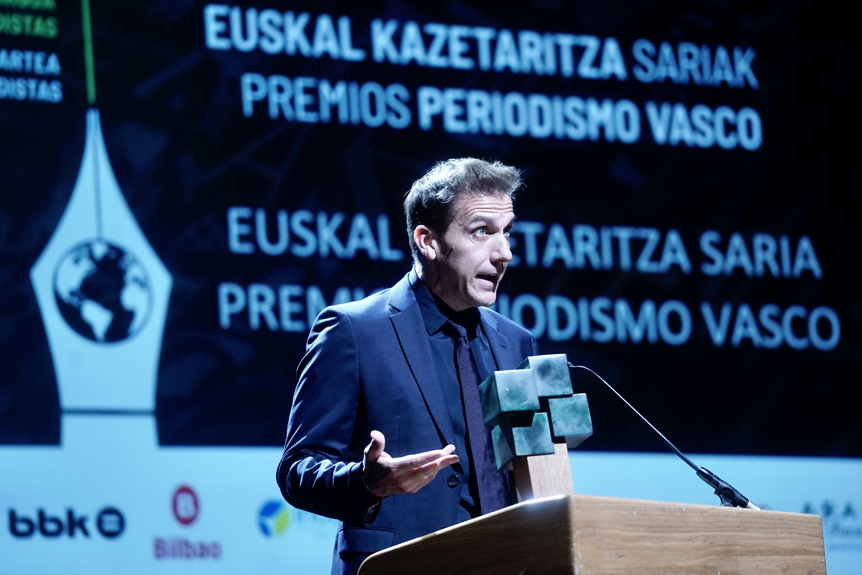 Dani Alvarez Euskal Kazetariak saria jasotzen, gaur, Bilbon. MARISOL RAMIREZ / FOKU