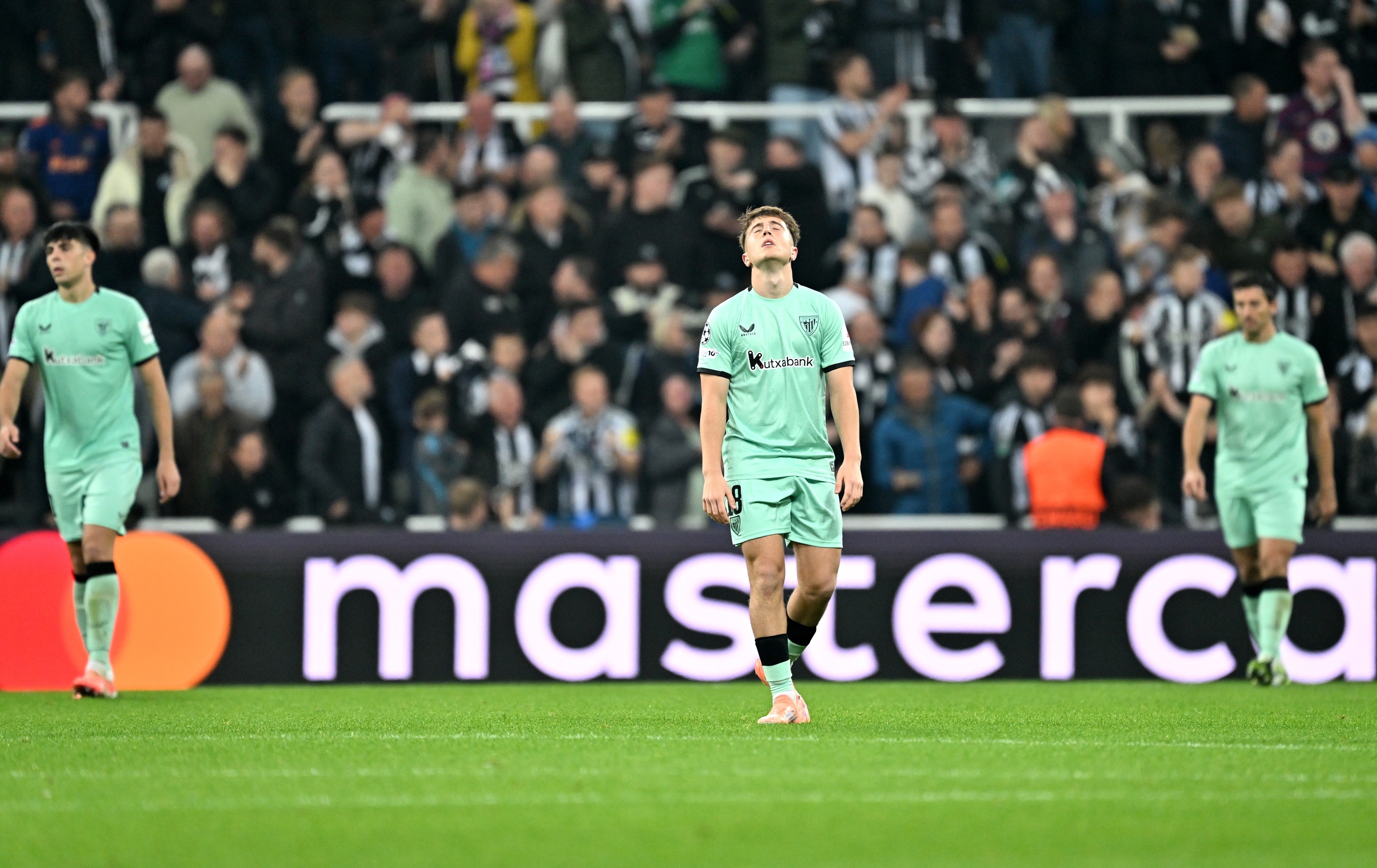 Athleticeko jokalariak burumakur, goletako bat jaso eta gero. PETER POWELL