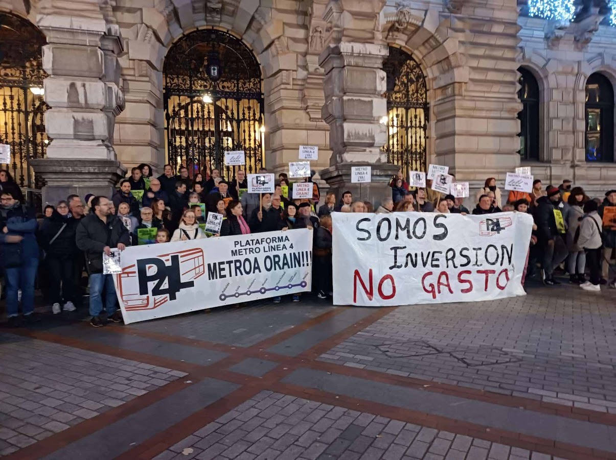 Metroaren 4. Linea plataformak deitutako protesta, Bizkaiko foru jauregiaren aurrean. METROAREN 4.LINEA PLATAFORMA