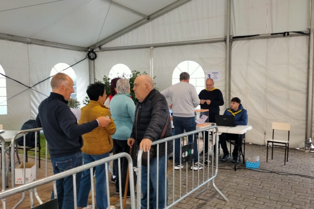 Metroari buruzko galdeketa egin zuten joan den urrian Usansolon. GELTOKIA ERDIGUNEAN PLATAFORMA