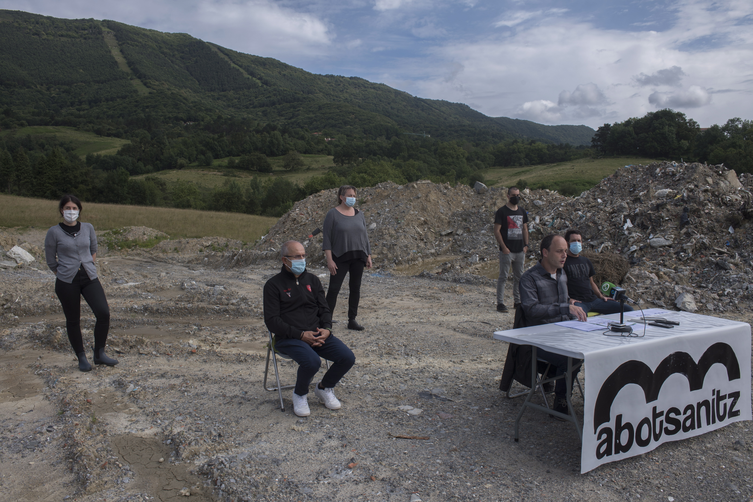 Abotsanitz udal taldeko kide batzuk, 2020an Zaldunbordako lurretan egindako agerraldi batean. JUAN CARLOS RUIZ / FOKU 