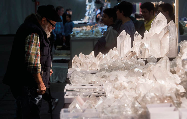 Mineralei begira dagoen gizona. Mineral eta fosilei buruzko azoka, Barakaldon (Bizkaia). LUIS JAUREGIALTZO / FOKU