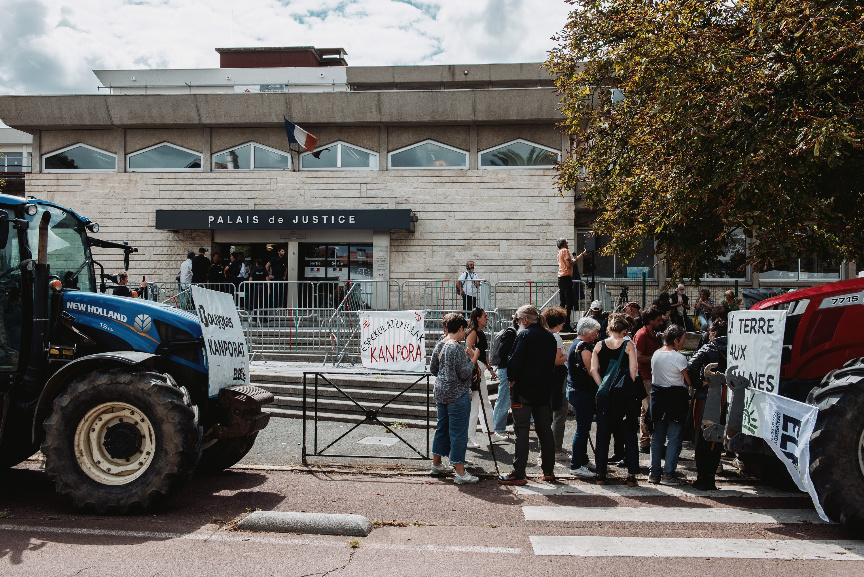 Marieneko lurren defentsan ari diren hiru militanteren auzi eguna, irailean, Baionako auzitegian. GUILLAUME FAUVEAU