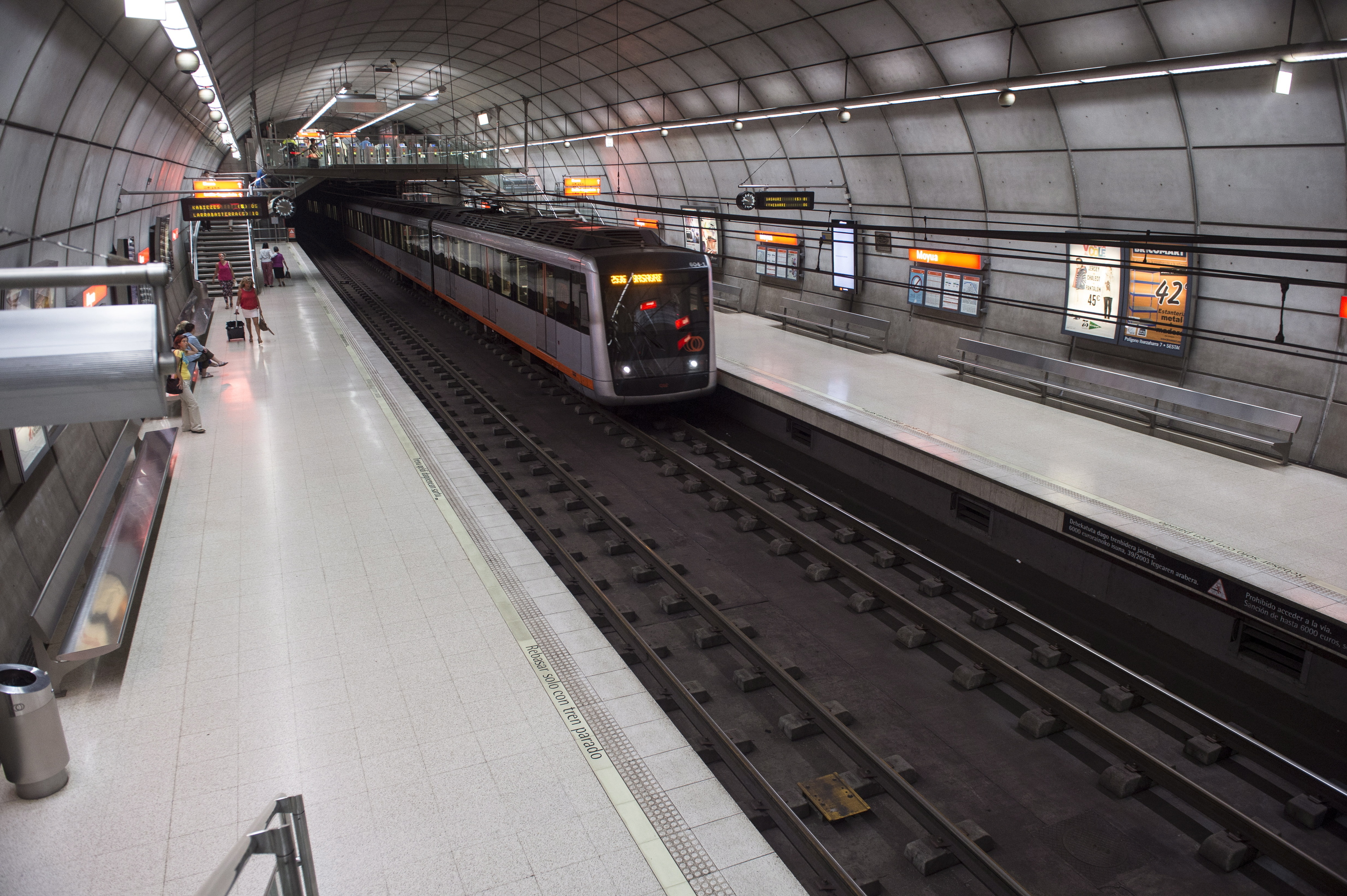 Metroa, geltoki batera iristen, Bilbon. MONIKA DEL VALLE / FOKU