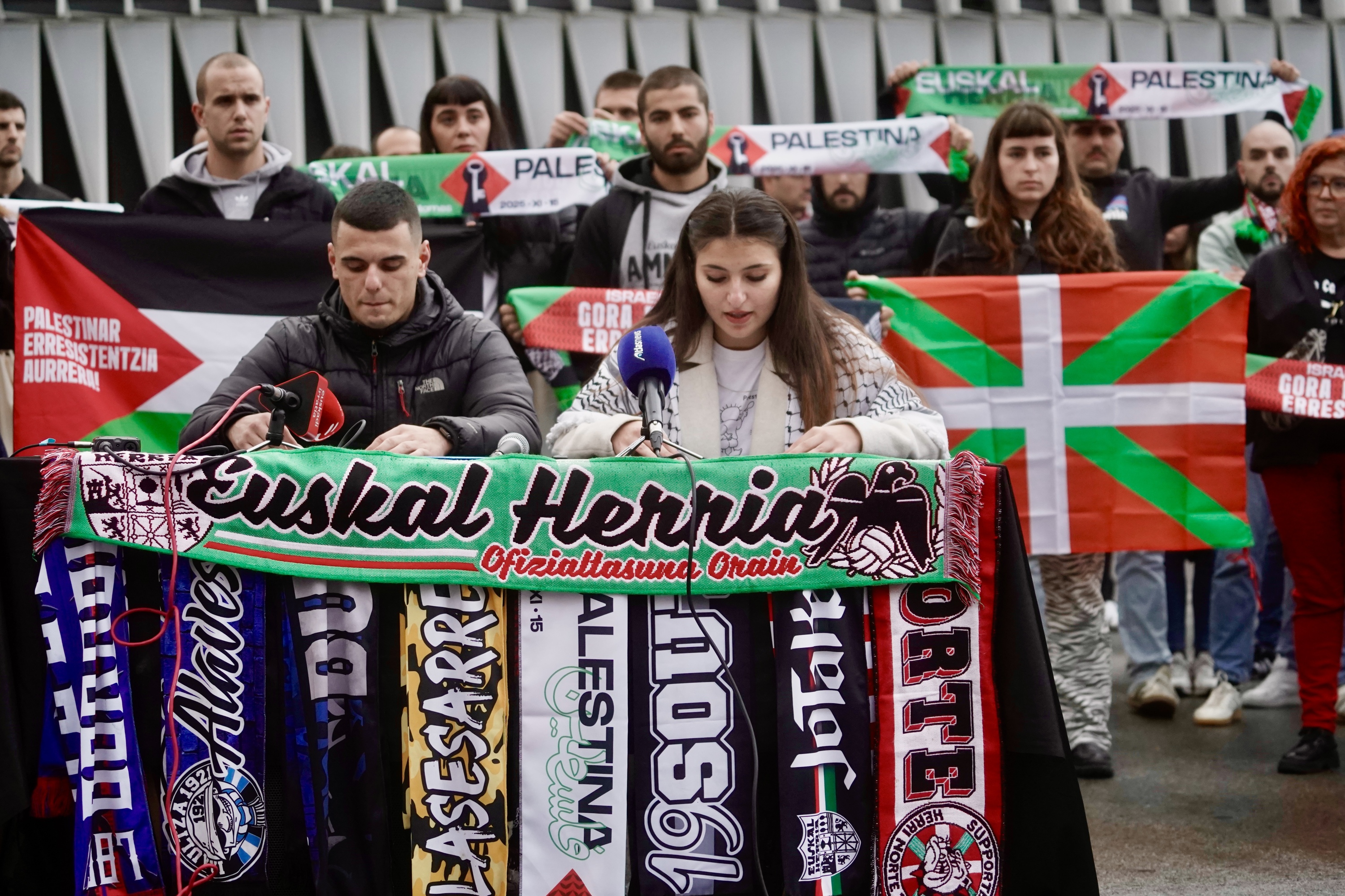 Palestinarekin Elkartasuna plataformaren eta zale talderen agerraldia, gaur, Bilbon. MARISOL RAMIREZ / FOKU