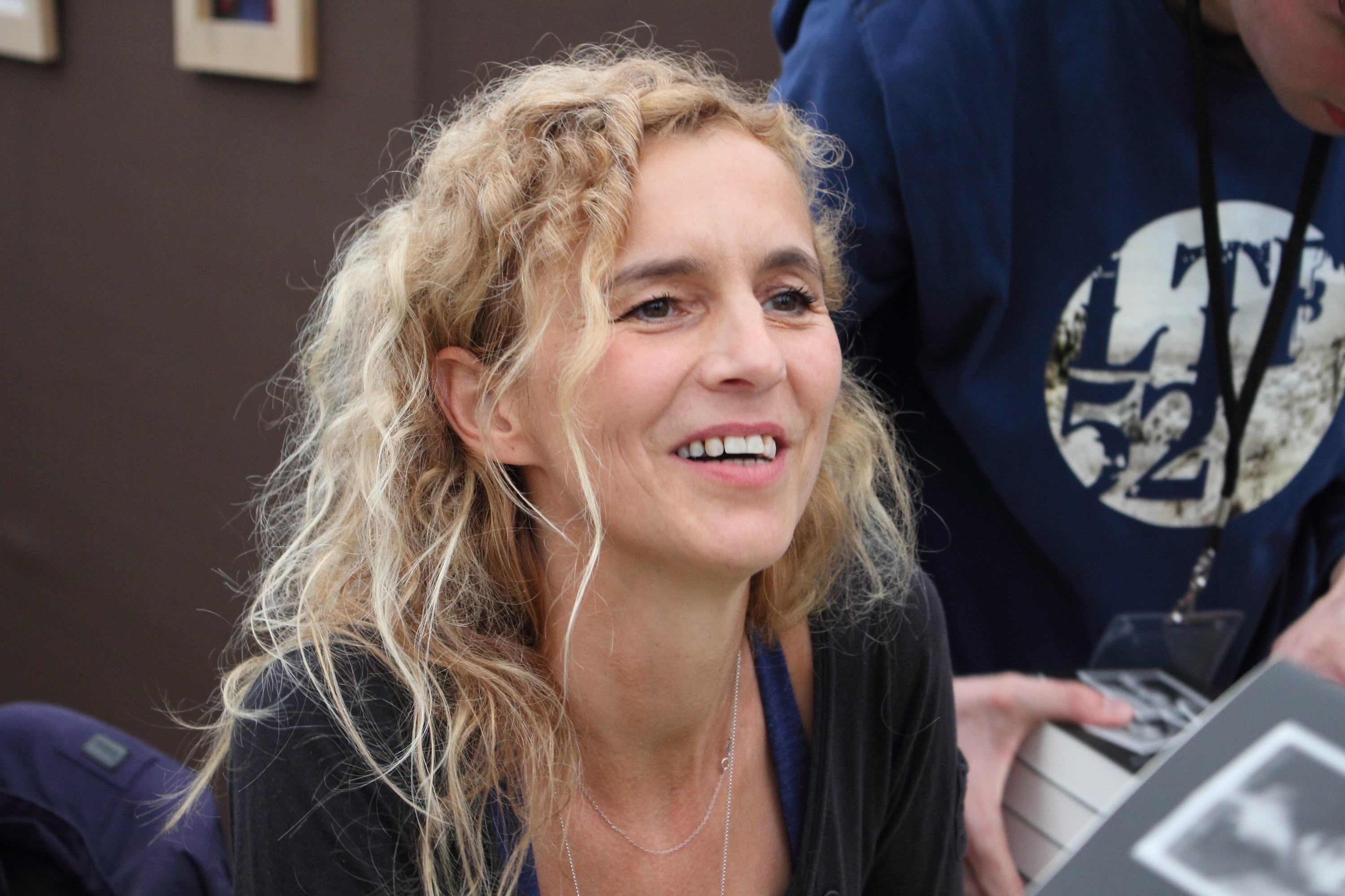 Delphine de Vigan idazlea, atxiboko irudi batean. BERRIA