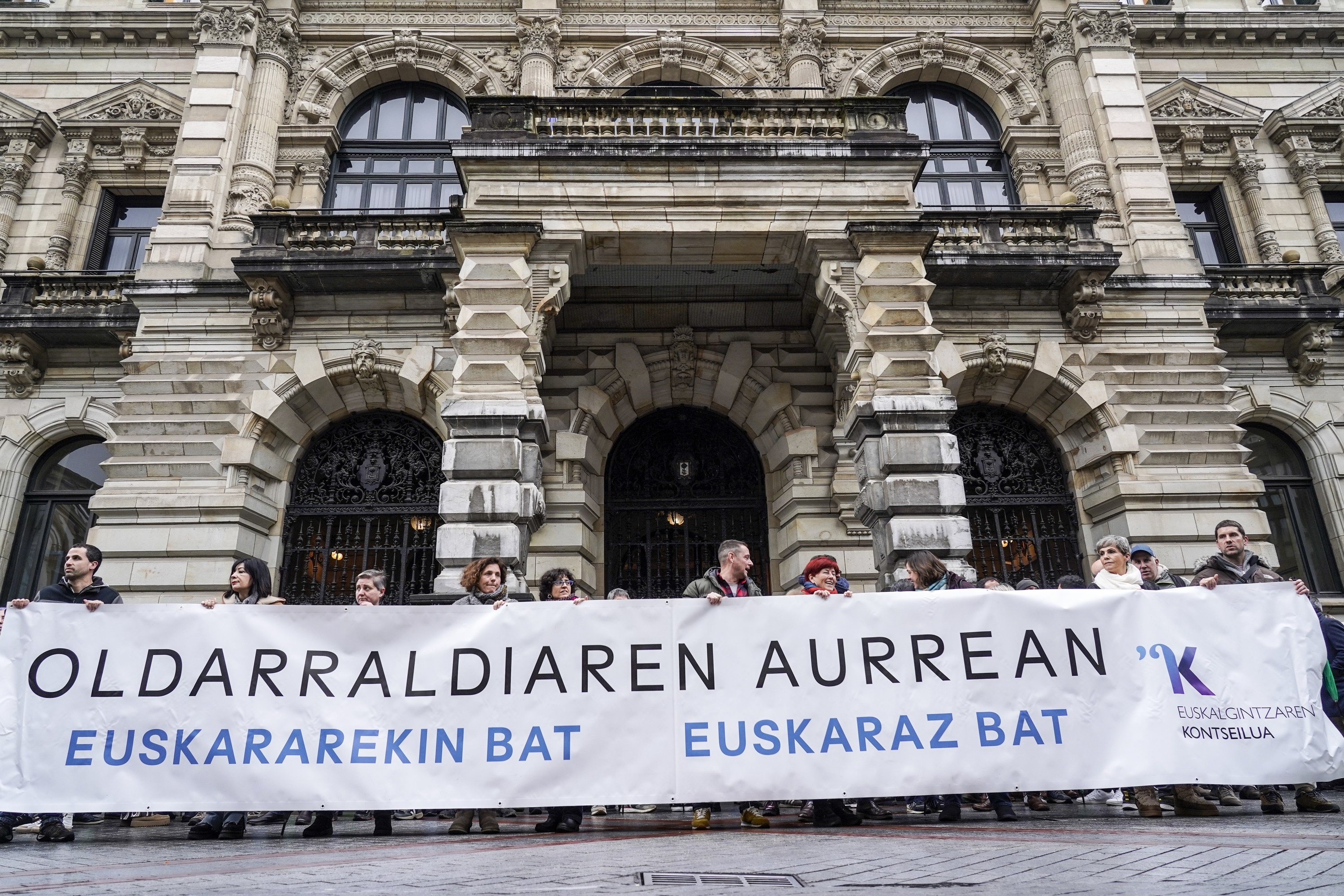 Euskara eskakizunen aldeko elkarretaratze bat, Bizkaiko Foru Aldundiaren aurrean, urtarrilean. MARISOL RAMIREZ / FOKU