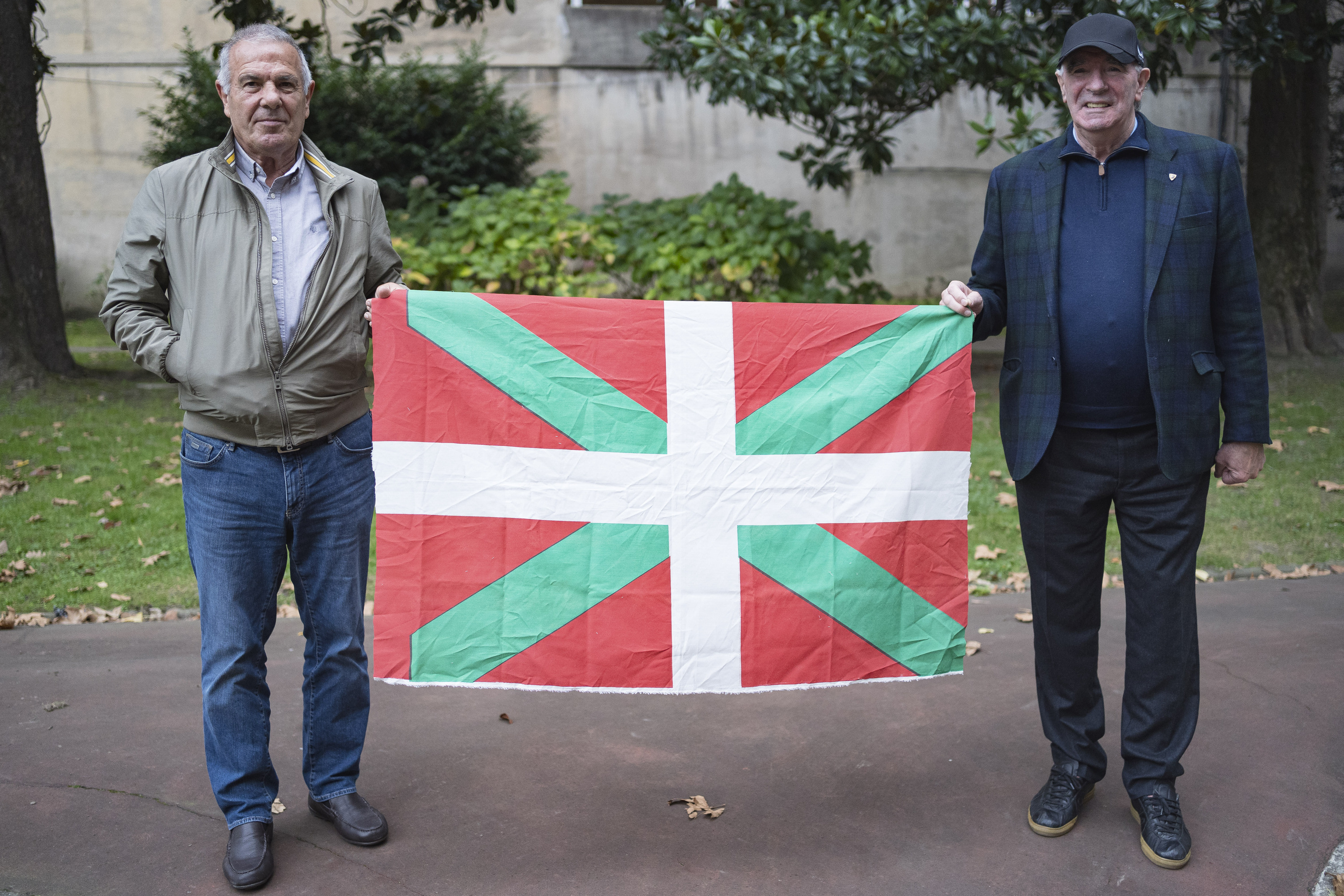 Inaxio Kortabarria eta Jose Angel Iribar, ikurrina eskuan, urriaren 29an. ARITZ LOIOLA / FOKU