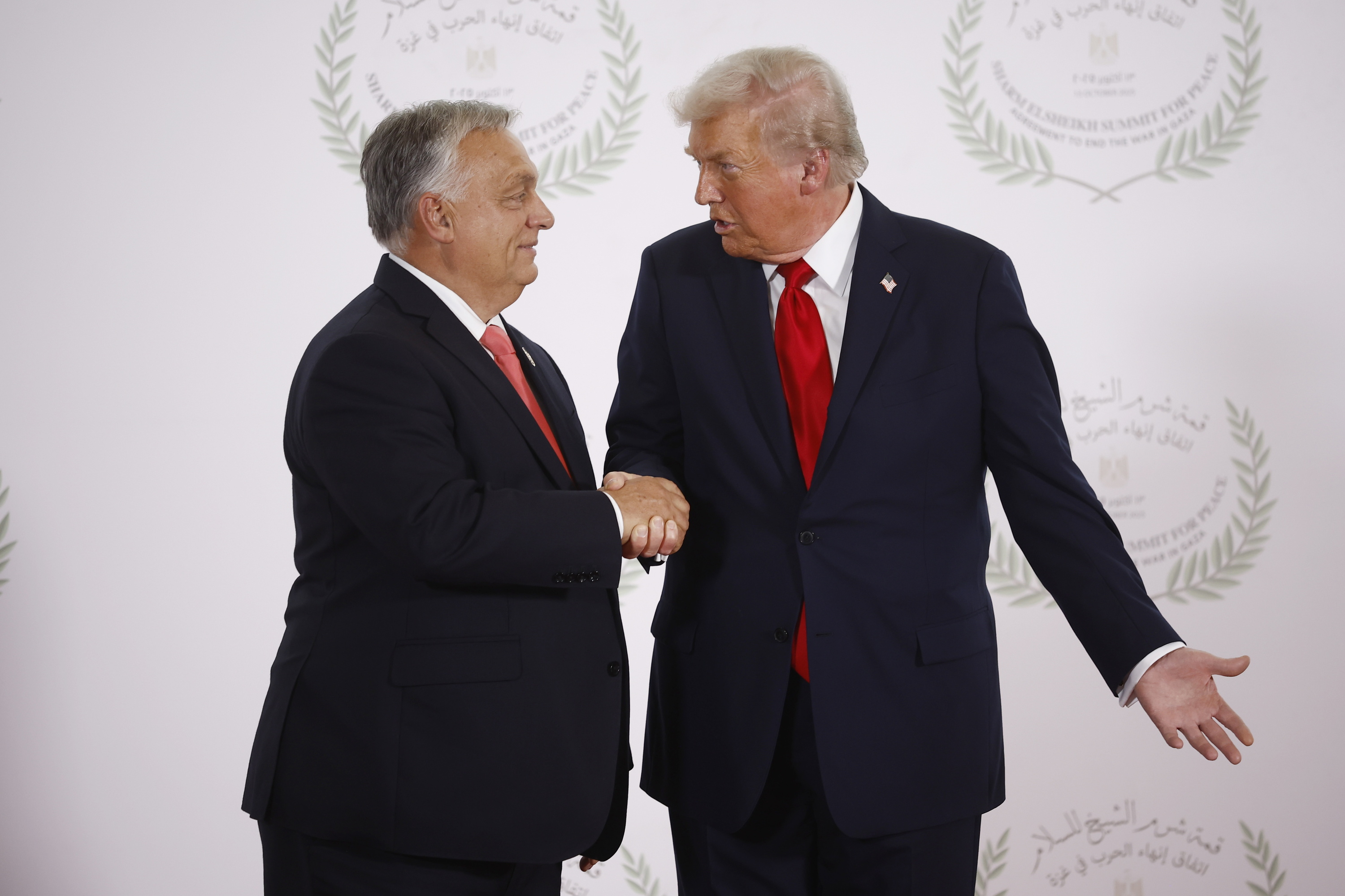 Orban eta Trump, urriaren 13an, Gazarako planaren inguruko goi bileran, Xarm el-Xeikhen (Egipto). YOAV VALAT / EFE