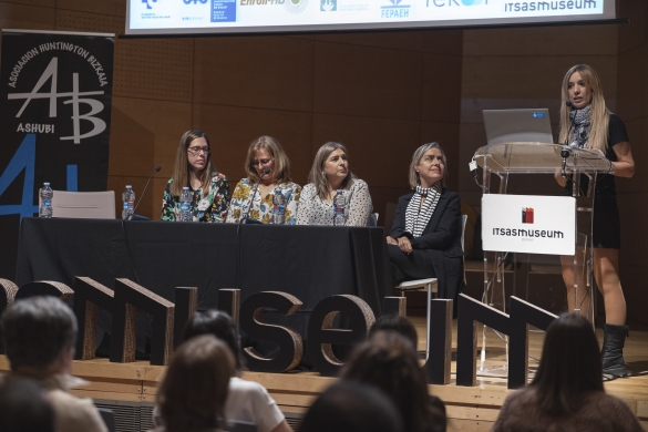 Jaione Basarrate (atrilean) eta Marian Acera (ezkerretik bigarrena), beste ikerlari batzuekin batera, ostegunean, Bilboko Itsasmuseumen egin zuten ASHUBI elkartearen aurkezpenean. ARITZ LOIOLA / FOKUBilbo. Bizkaiko Huntington elkartearen aurkezpena, ASHUBI