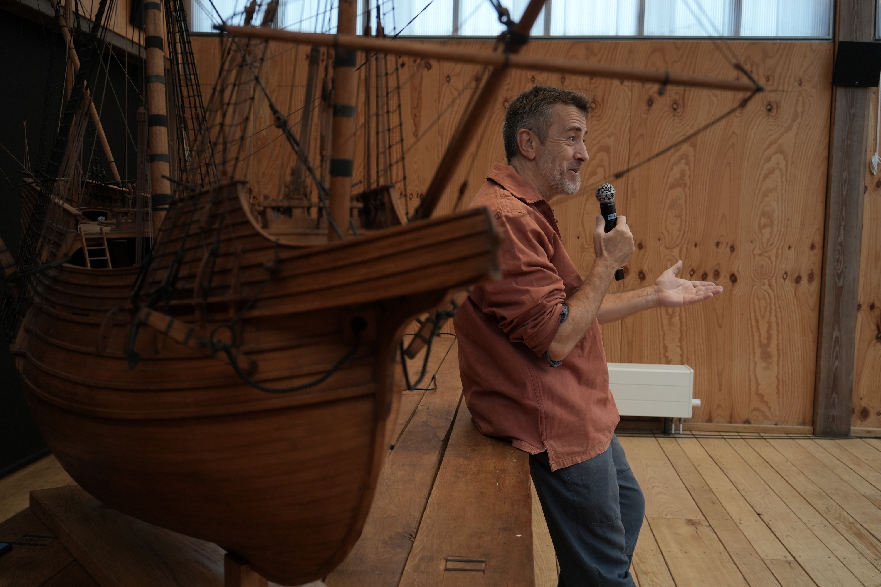Xabier Agote, gaur goizean, 'San Juan' baleontziaren maketa alboan duela, azalpenak ematen. JON URBE / FOKU