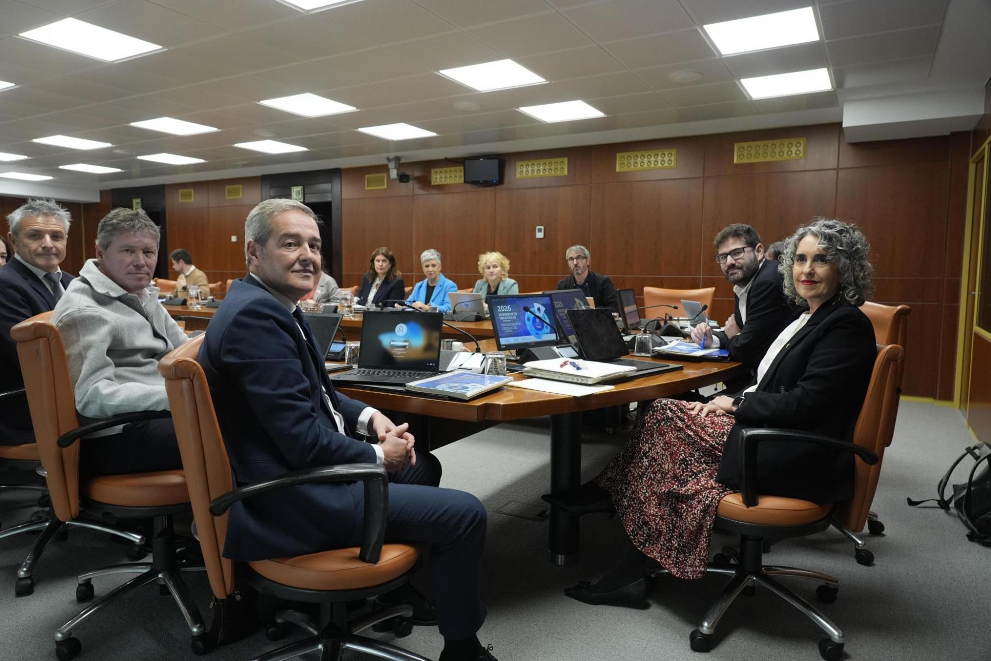 Ibone Bengoetxea —eskuinean—, Kultura eta Hizkuntza Politika Saileko 2026ko aurrekontuen proiektuko aurkezpenean. IREKIA