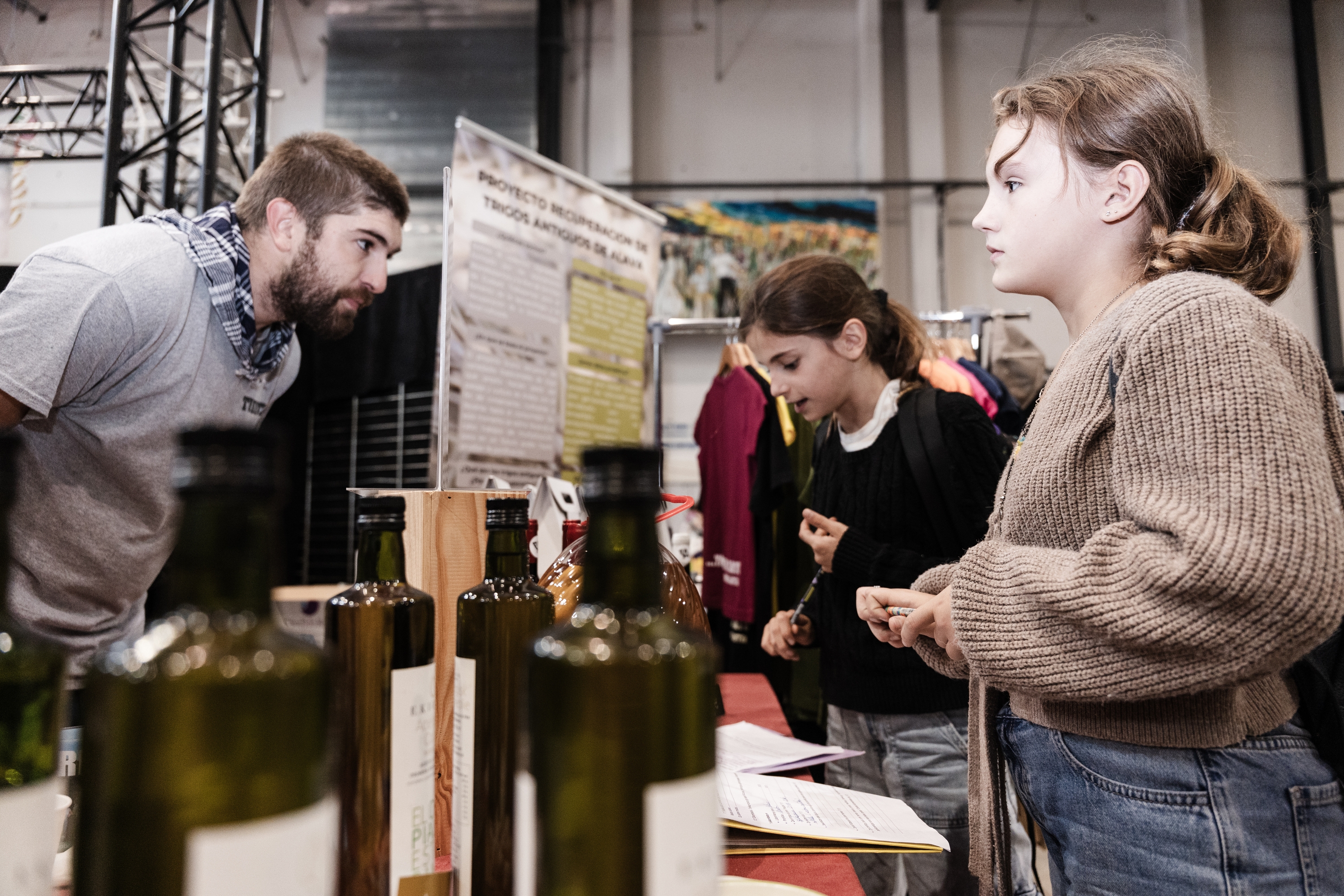 Haur zenbait Lurramako azokan, gaur goizean. NAHIA GARAT