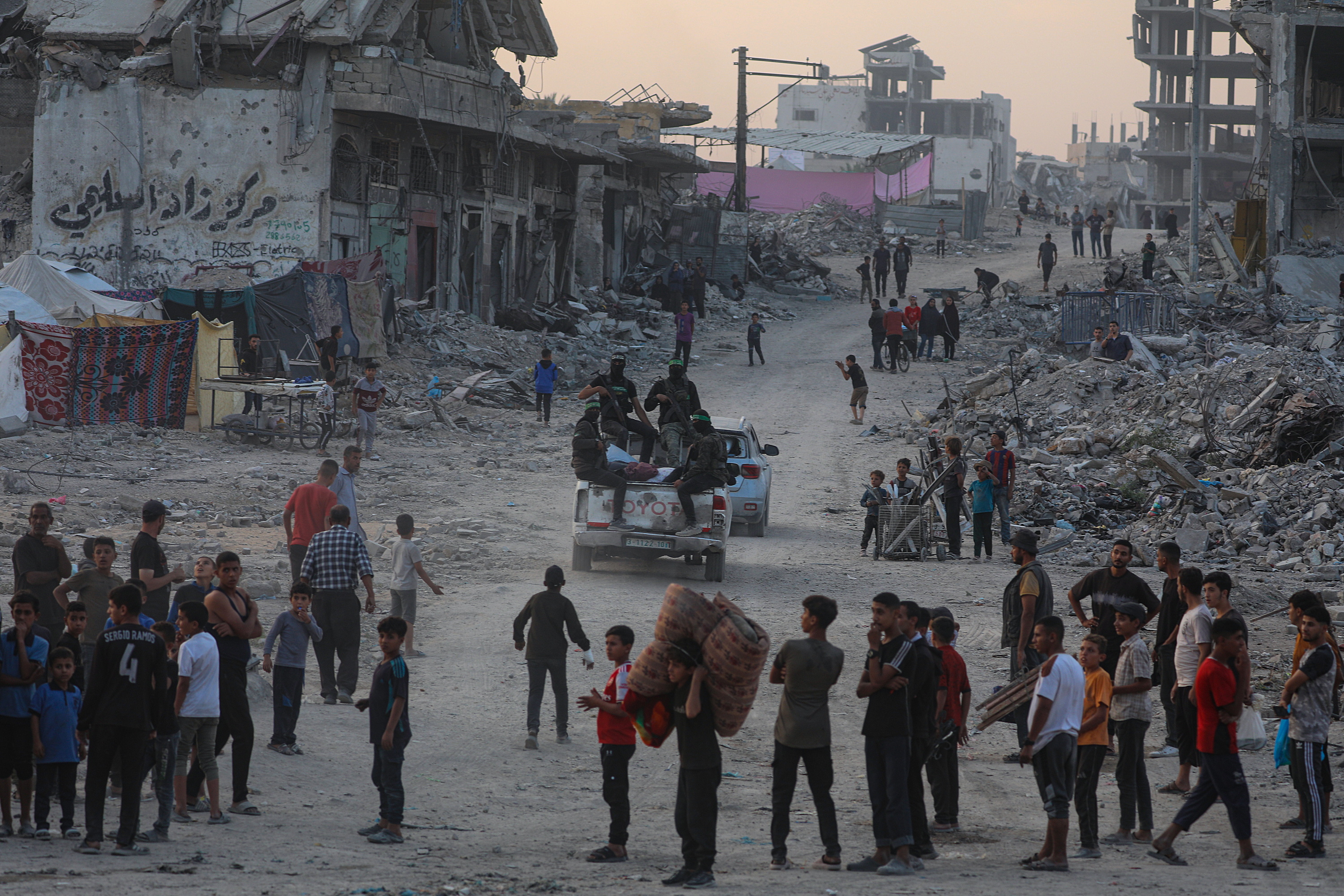 Al-Qassam Brigadetako kideak, gatibuen gorpuak bilatzen aritu ondoren, herenegun, Gaza hiriko Xujaiya auzoan. MOHAMMED SABER / EFE