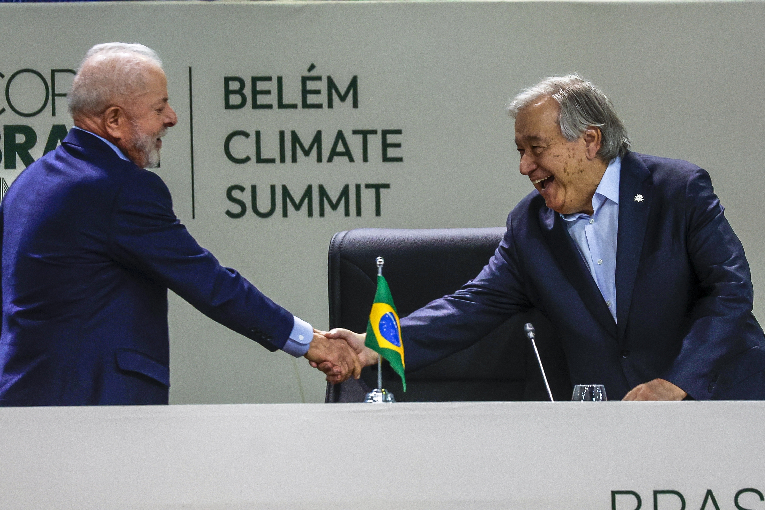 Lula da Silva eta Antonio Guterres, herenegun, elkarri eskua ematen, Belemen. ANTONIO LACERDA / EFE