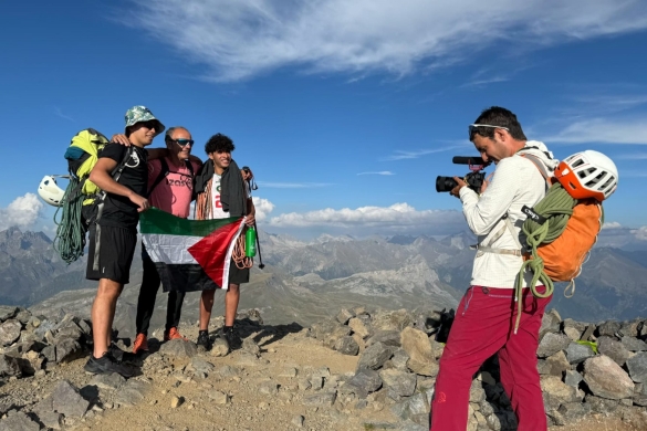Luis Arrietaren 'Sustrak' dokumentaleko irudi bat. El Bachir Saidi, Javier Bermejo eta Abde Bari ageri dira, Pirinioetan. LUIS ARRIETA ETXEBERRIA Luis Arrietaren 'Sustrak' dokumentaleko irudi bat. El Bachir Saidi, Javier Bermejo eta Abde Bari ageri dira, Pirinioetan. LUIS ARRIETA ETXEBERRIA