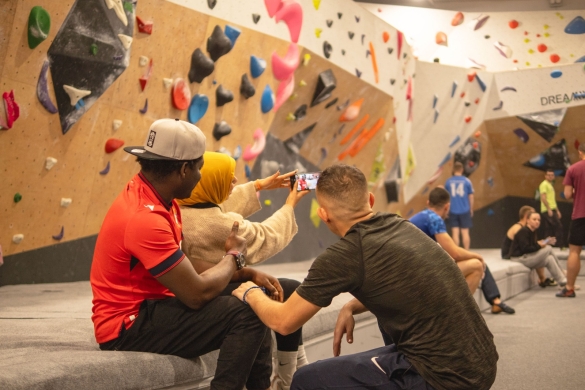 'Sustraiak' dokumentaleko une bat, Rocopolis rokodromoan. Ezkerrean, eserita, Hiba Barkoui eta Manan Abdullah. LUIS ARRIETA ETXEBERRIA 'Sustraiak' dokumentaleko une bat, Rocopolis rokodromoan. Ezkerrean, eserita, Hiba Barkoui eta Manan Abdullah. LUIS ARRIETA ETXEBERRIA