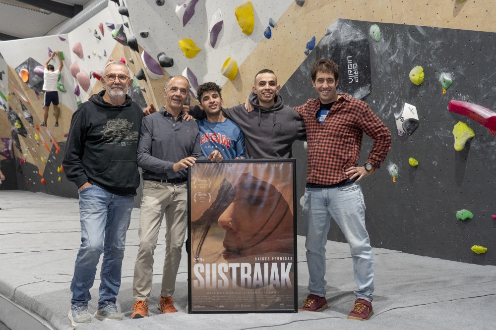 Juanjo Moreno, Javier Bermejo 'Txispi', Abderahmane Bari, El Bachir Saidi eta Luis Arrieta, urriaren 29an, Berriobeitiko Rocopolis rokodromoan. IÑIGO URIZ / FOKU Juanjo Moreno, Javier Bermejo 'Txispi', Abderahmane Bari, El Bachir Saidi eta Luis Arrieta, urriaren 29an, Berriobeitiko Rocopolis rokodromoan. IÑIGO URIZ / FOKU