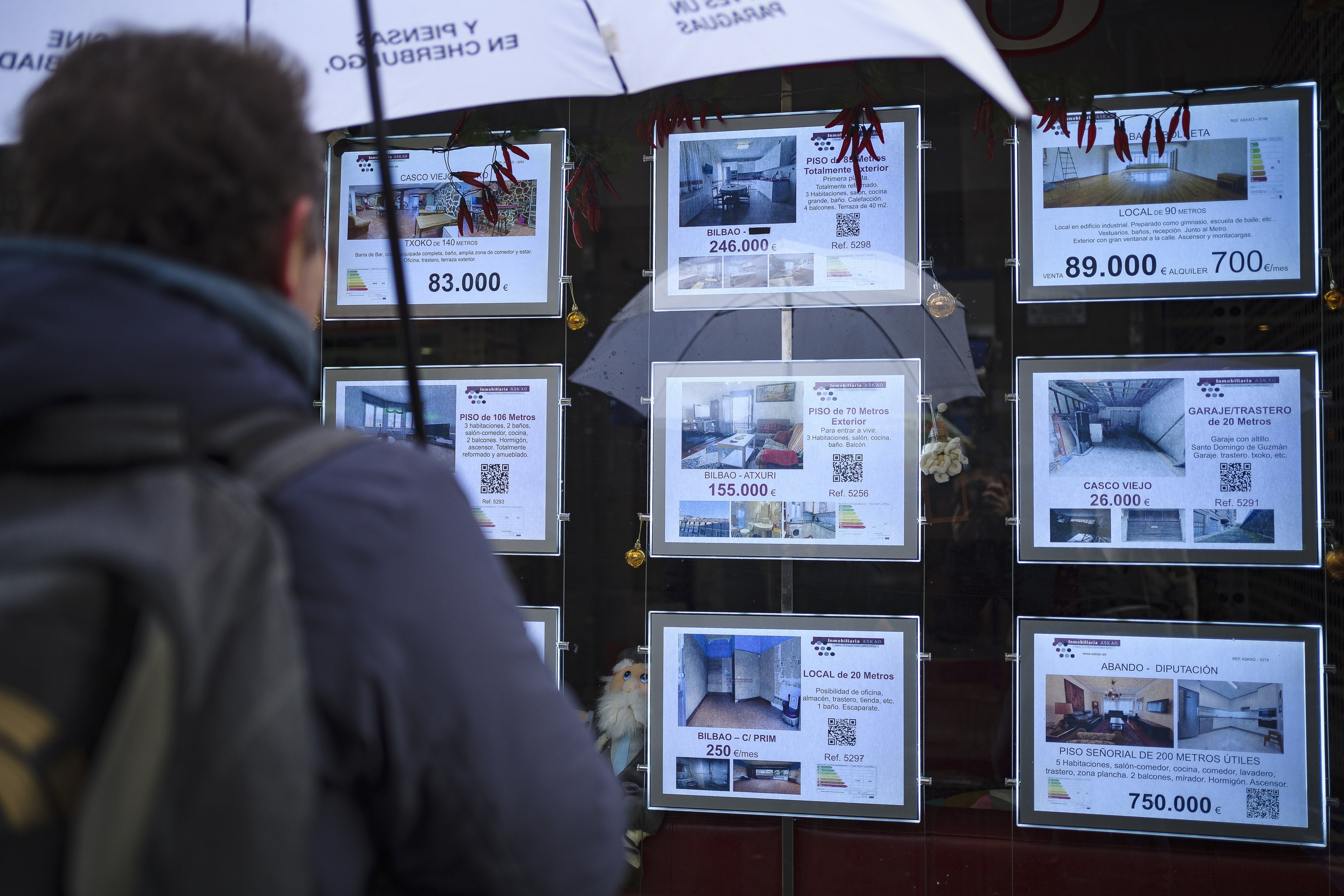 Salgai dauden etxeen kartelak, Bilboko higiezinen agentzia batean, artxiboko irudi batean. ARITZ LOIOLA / FOKU