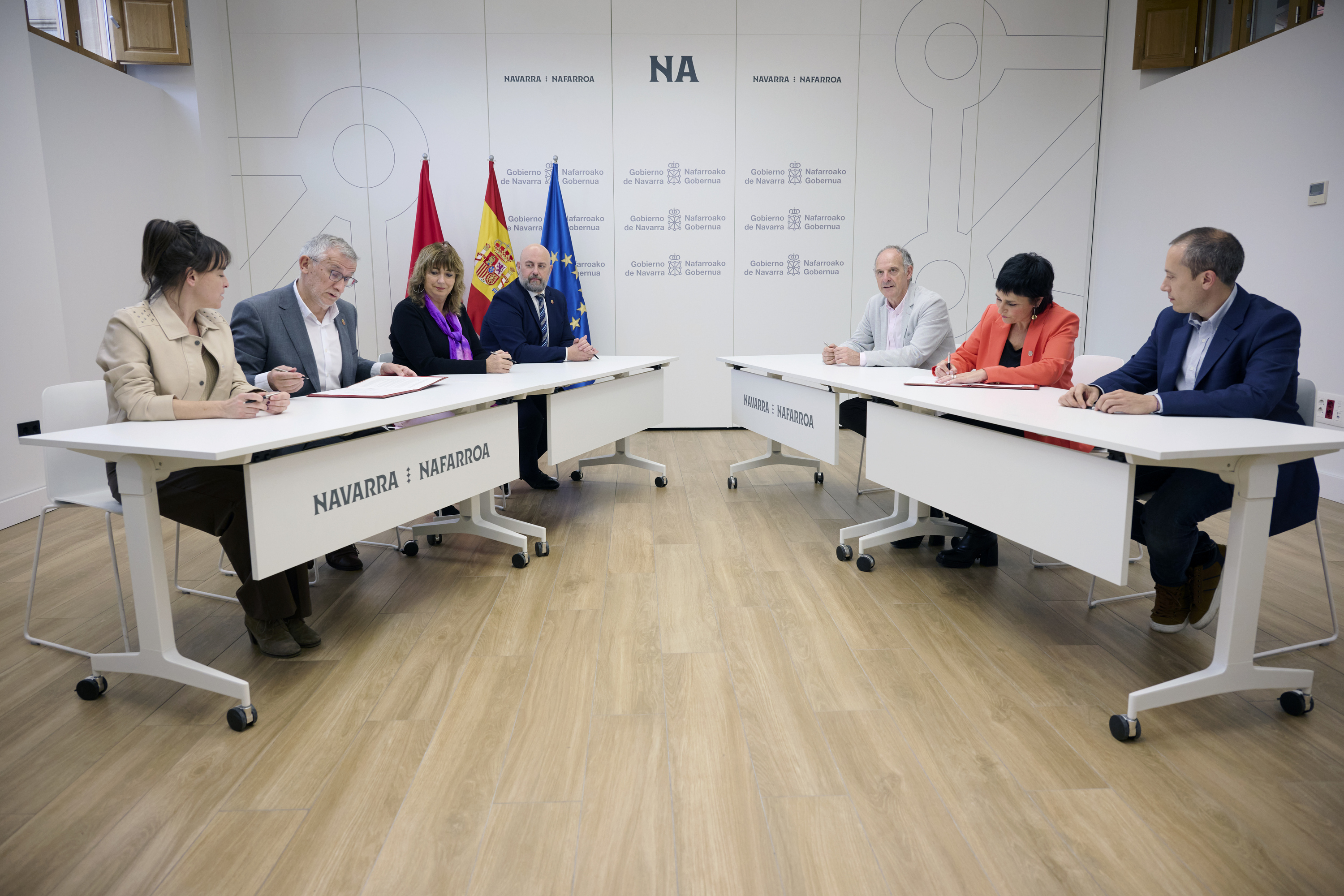 Nafarroako Gobernua osatzen duten alderdiko kideak eta EH Bildukoak, aurreko astean. VILLAR LOPEZ / EFE