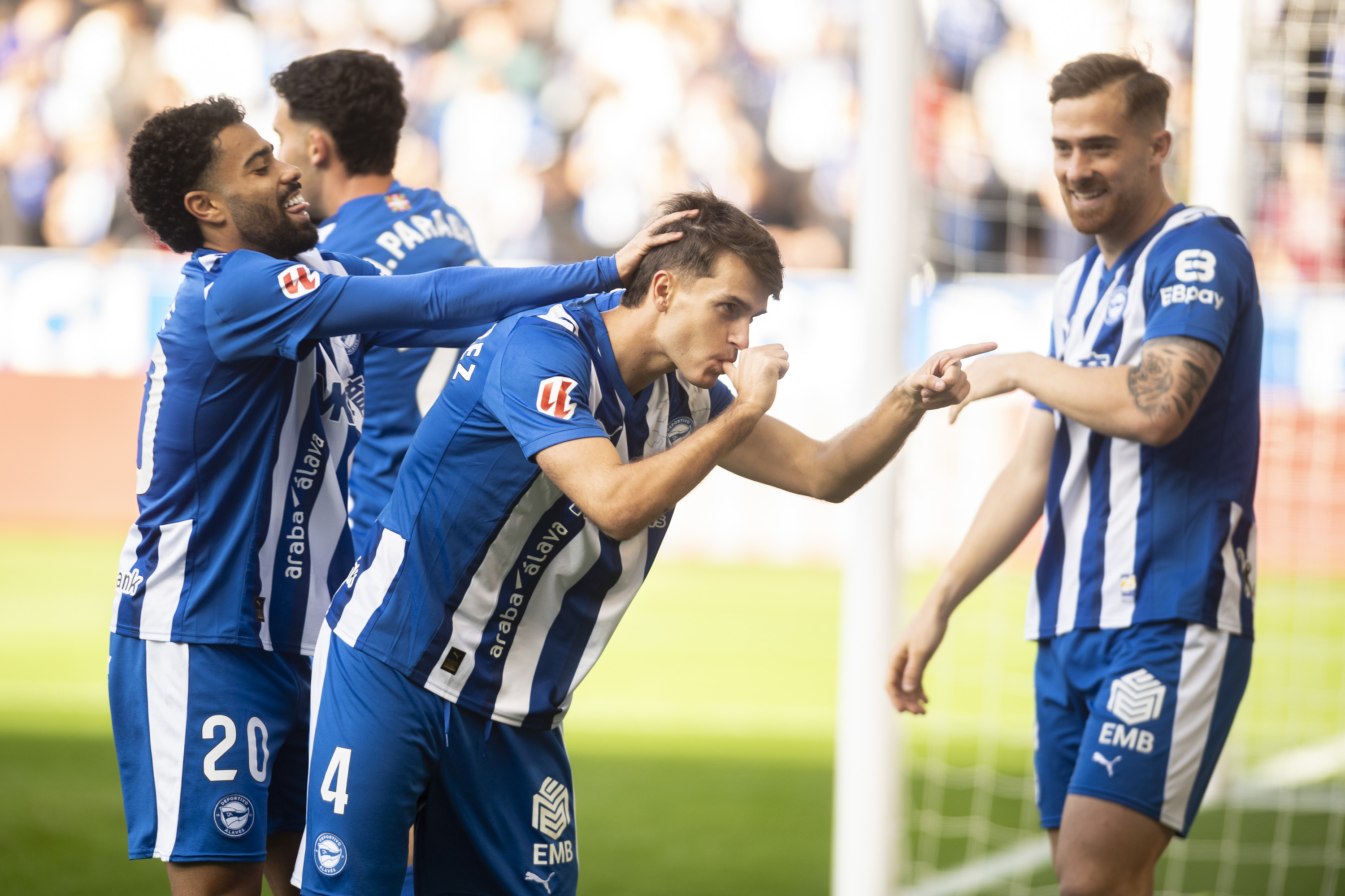 Alaveseko jokalariak Elxi sartutako goletako bat ospatzen. JAIZKI FONTANEDA / FOKU