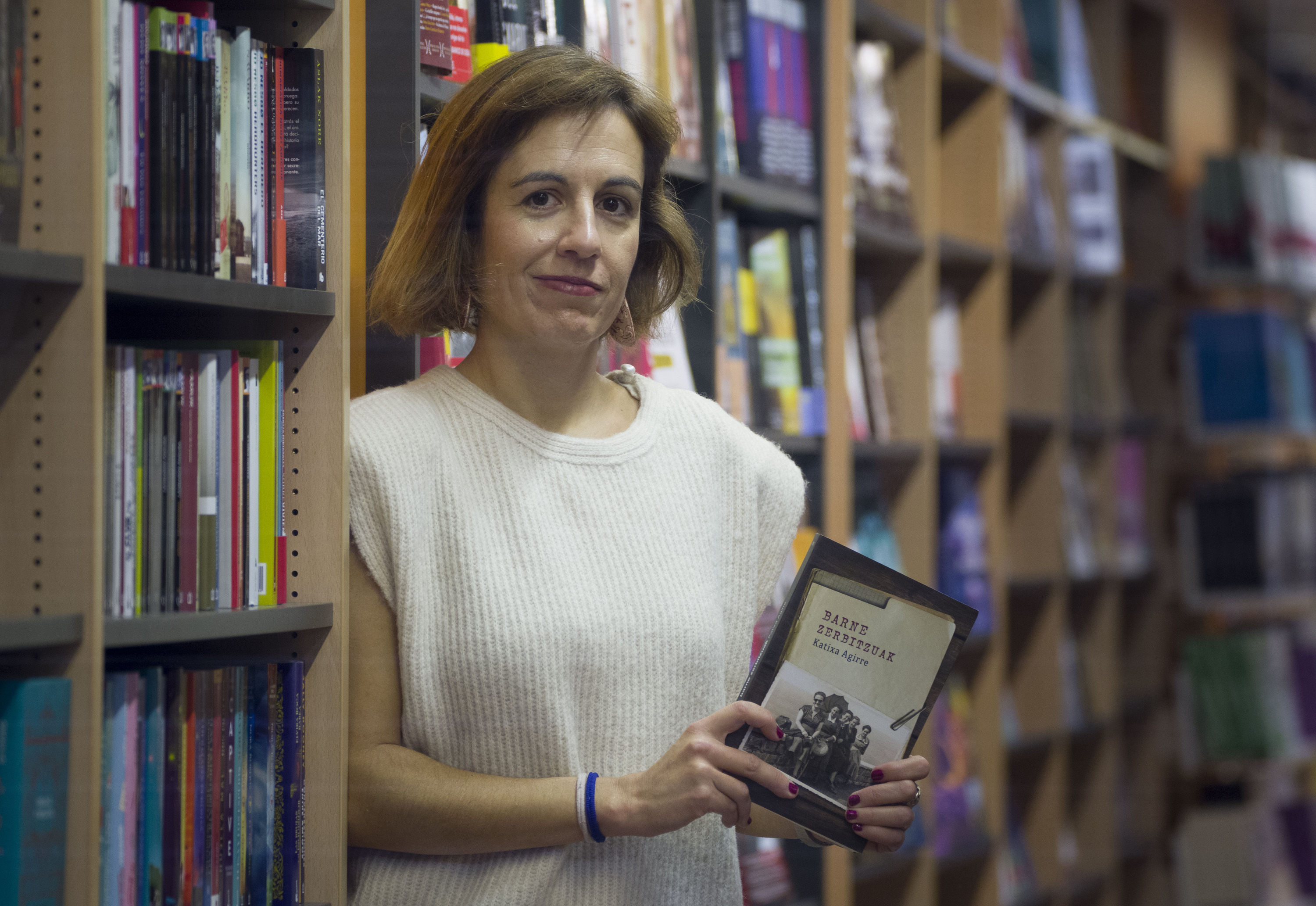 Katixa Agirre idazlea, 'Barne zerbitzuak' nobela berria esku artean duela, Donostian. JON URBE / FOKU