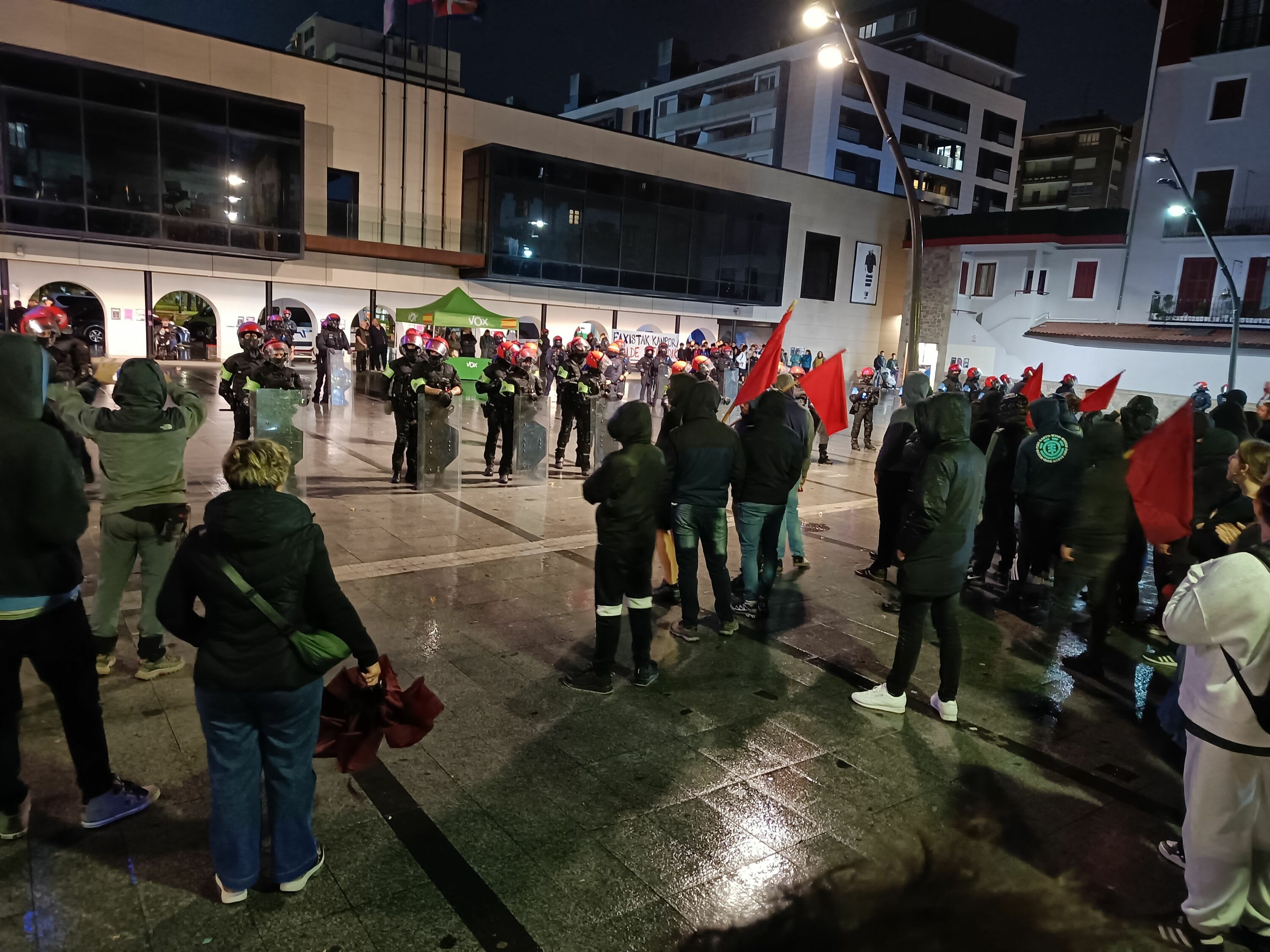 Voxen karpa, ertzainak eta herritarrak, Lasarte-Oriako Okendo plazan. BERRIA