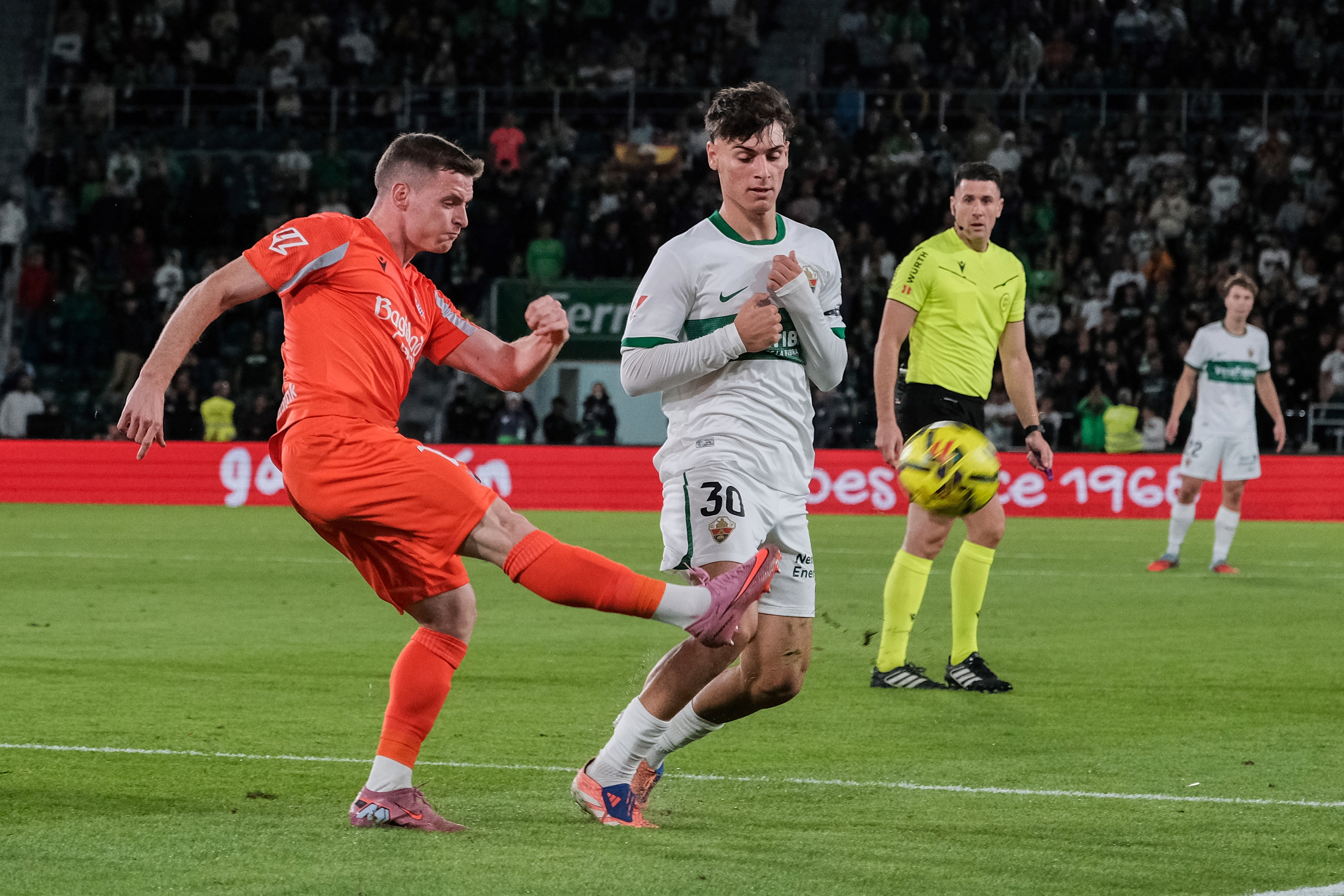 Sergio Gomez baloia jotzen Elxen aurkako partidan. PABLO MIRANZO / EFE
