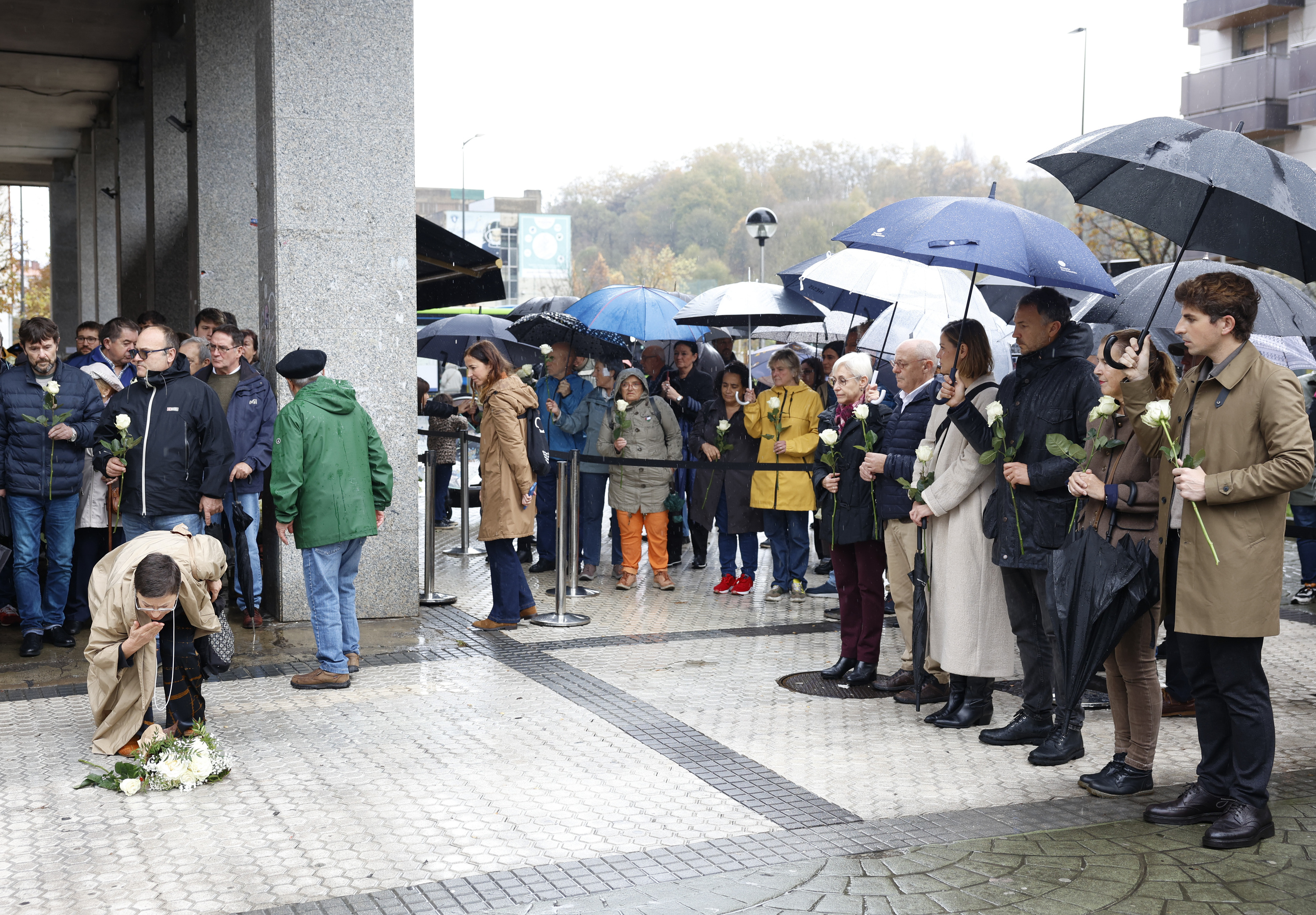 Rosa Zarraren alaba loreak ipintzen, Jon Insauti alkatea eta beste zinegotziak begira daudela. MAIALEN ANDRES / FOKU