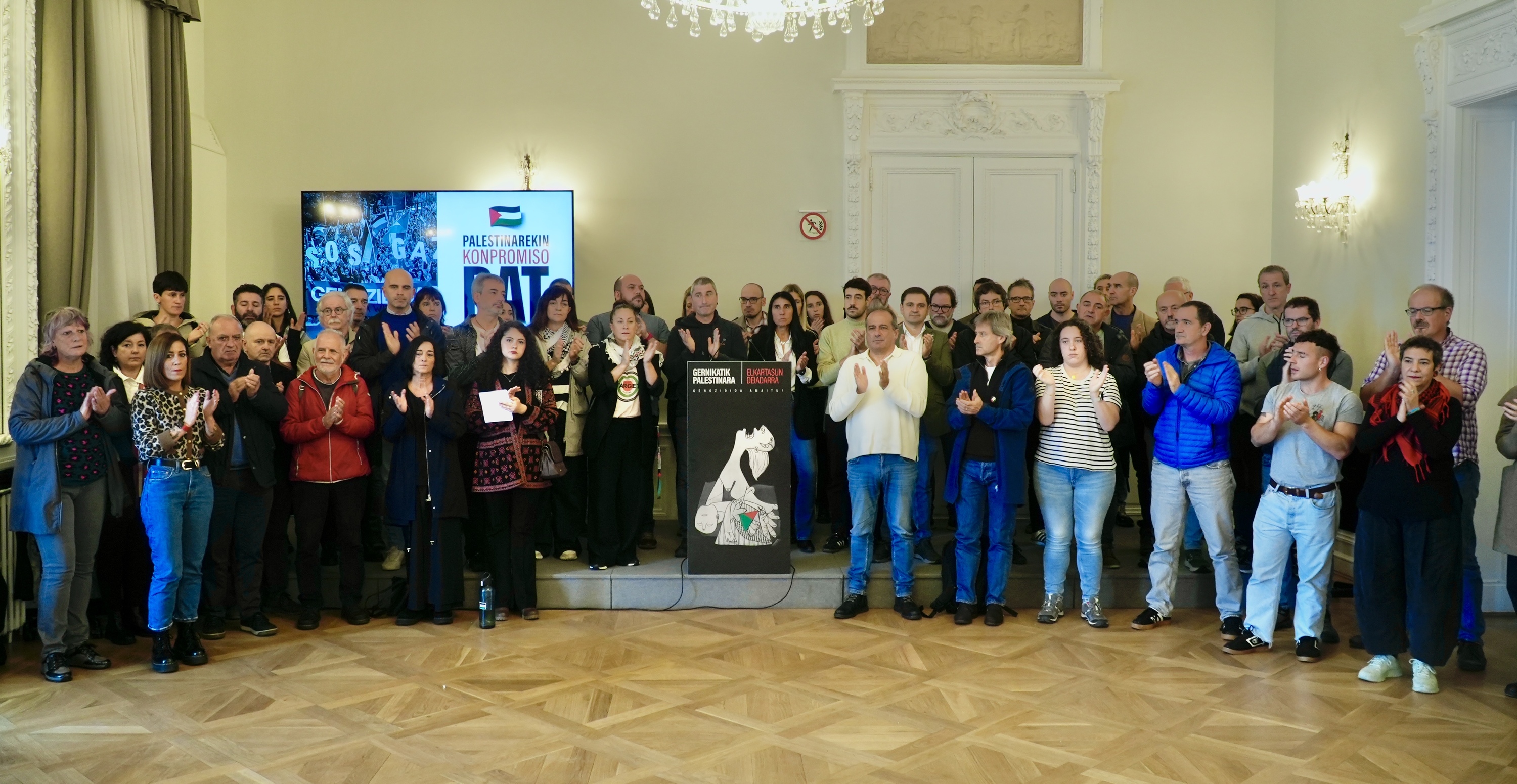 Egitasmoarekin bat egin duten eragileak eta herritarrak, gaur goizean, Donostiako Miramar jauregian. ANDONI CANELLADA / FOKU