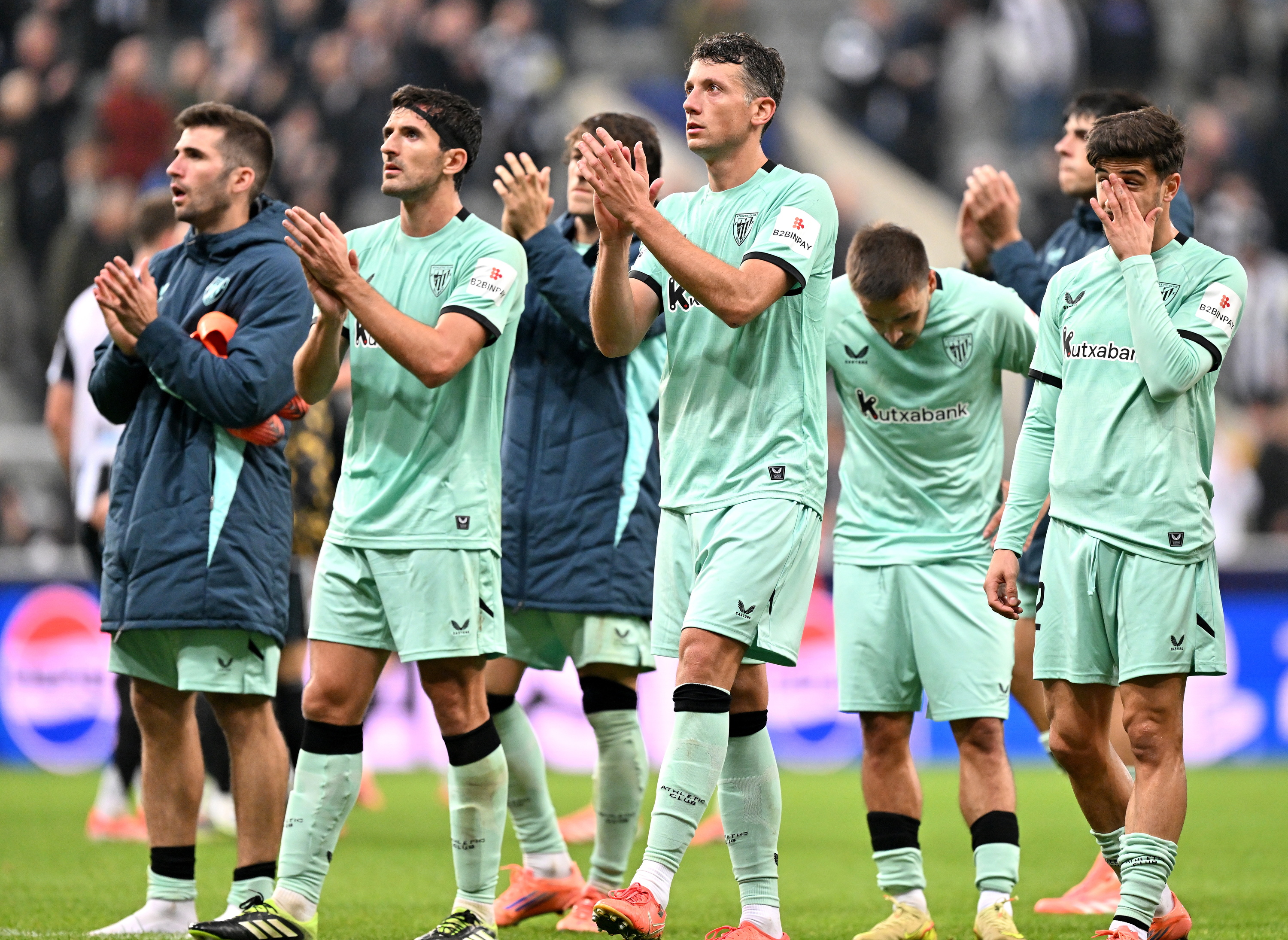 Athleticeko jokalariak Newcastlen, zaleei eskerrak ematen. P.P. / EFE