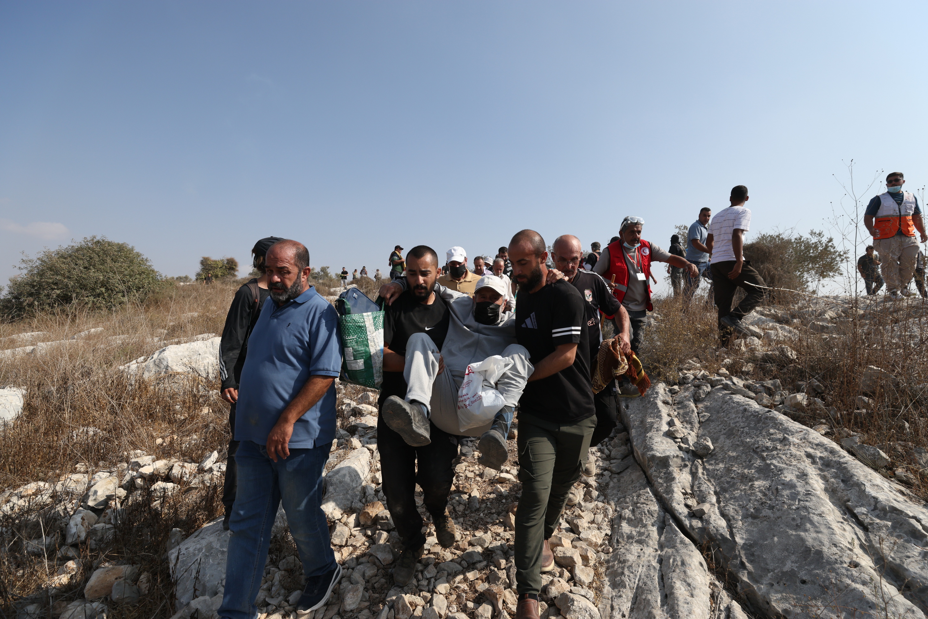 Hainbat palestinar zauritutako gizon bat garraiatzen, atzo, Israelgo militarrek Zisjordanian egindako eraso baten ostean. ALAA BADARNEH / EFE Hainbat palestinar zauritutako gizon bat garraiatzen, atzo, Israelgo militarrek Zisjordanian egindako eraso baten ostean. ALAA BADARNEH / EFE