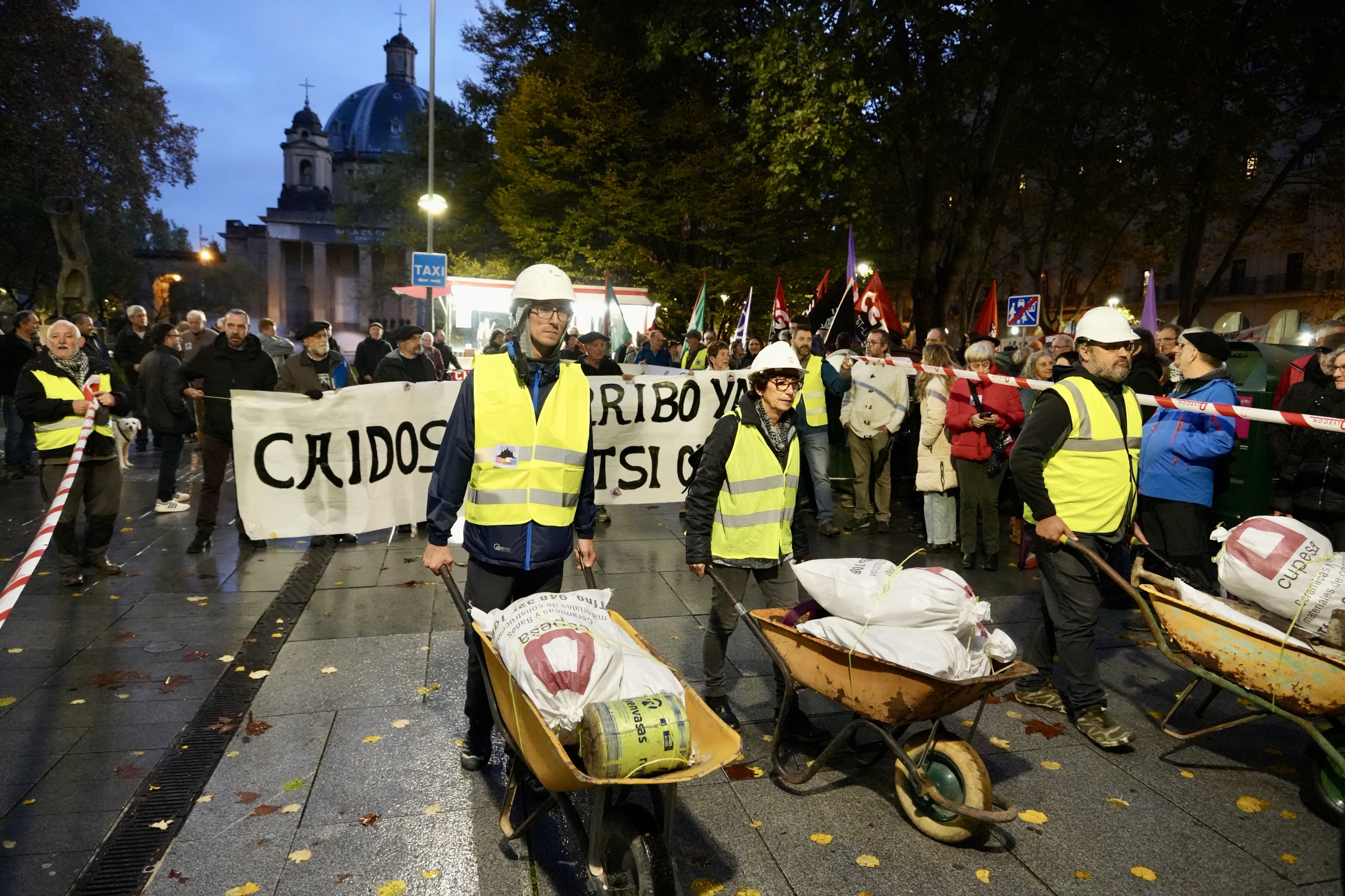 Erorien Monumentua botatzea galdegin dute elkarte memorialistek Iruñeko kaleetan Erorien Monumentua botatzea galdegin dute elkarte memorialistek Iruñeko kaleetan