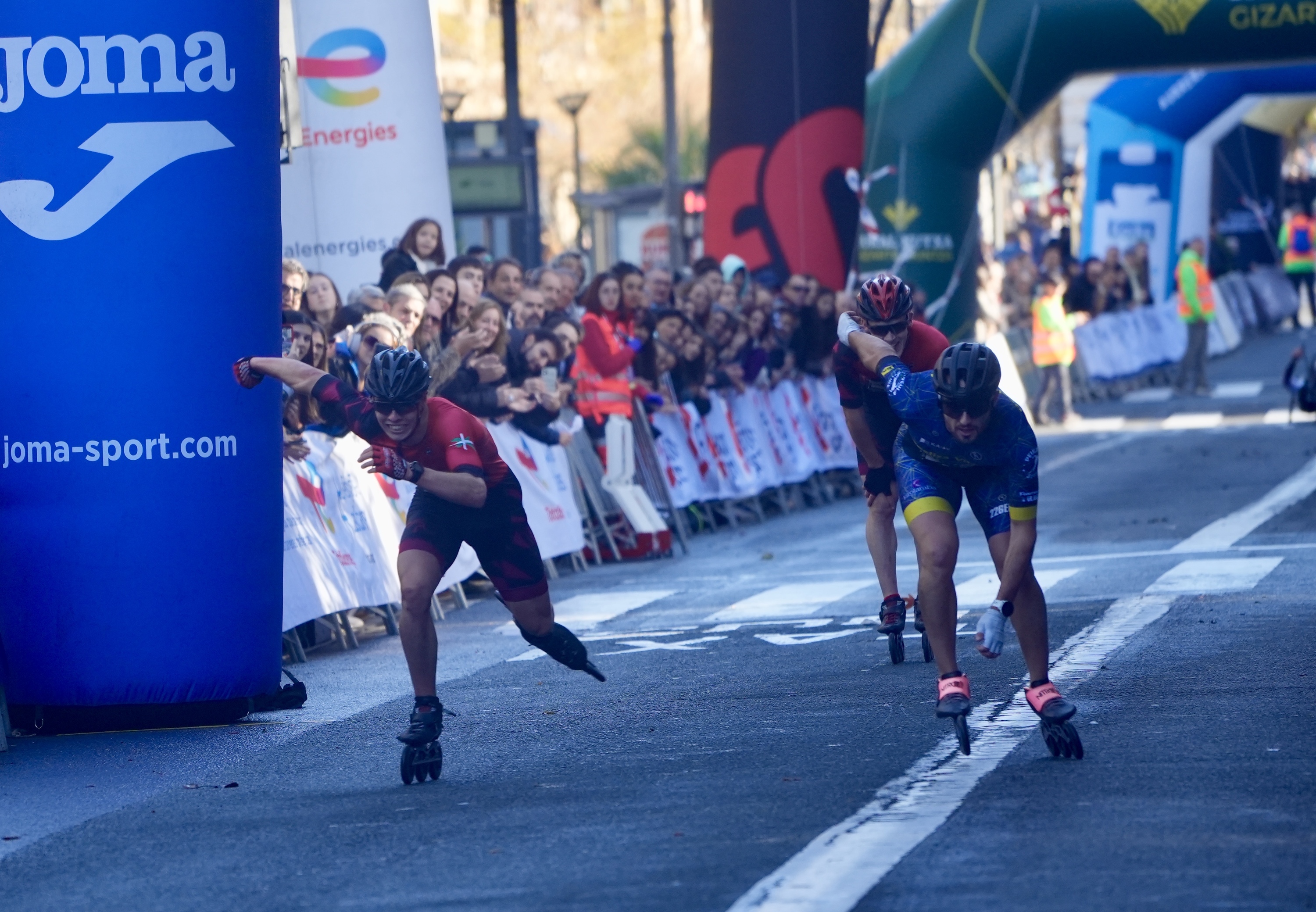 Hiru patinatzaile helmugara iristeko azken ahalegina egiten. ANDONI CANELLADA / FOKU
