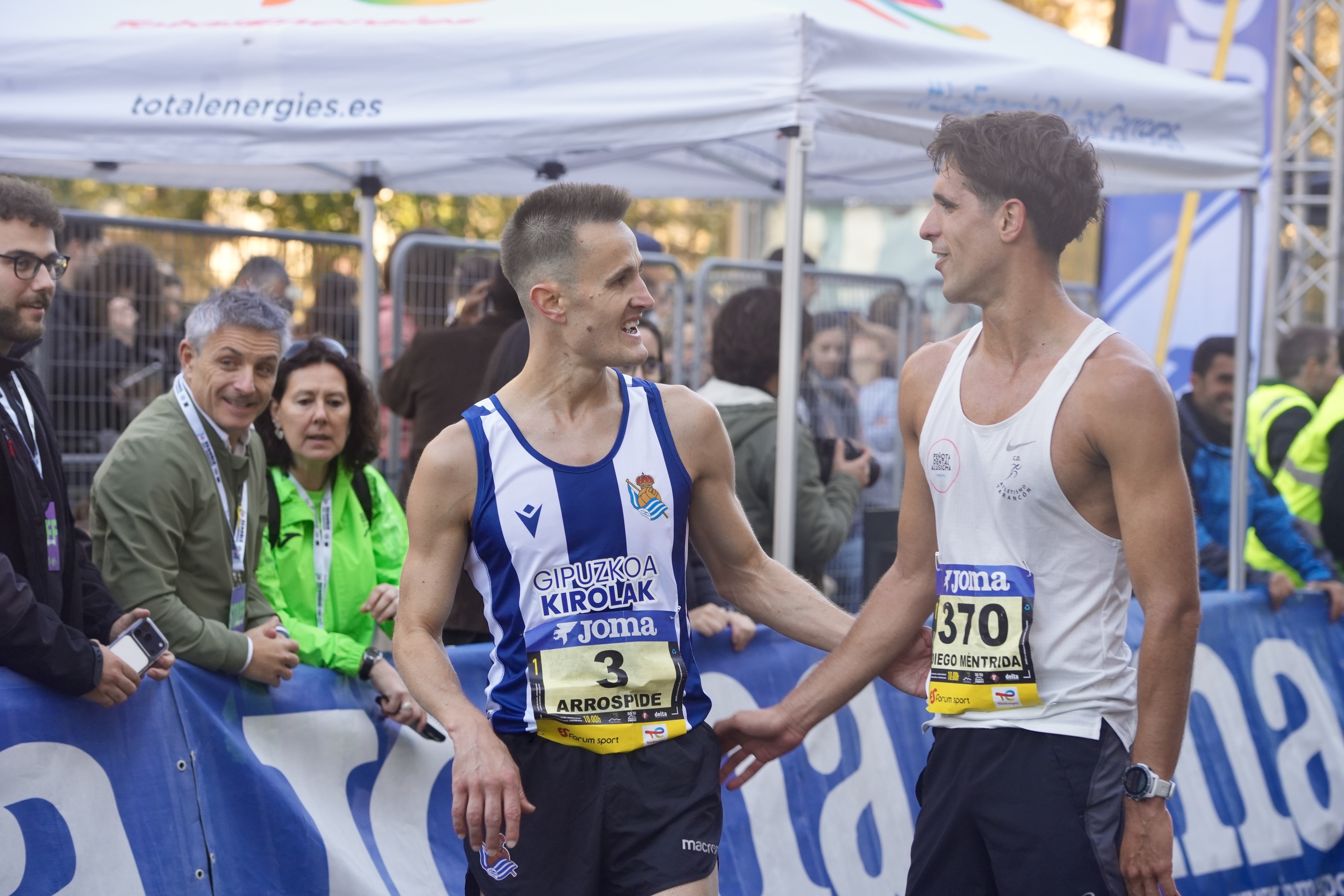 Arrospide -lehen euskalherritarra- eta Mentrida, lasterketako hirugarren eta bigarren gizonezkoak. ANDONI CANELLADA / FOKU