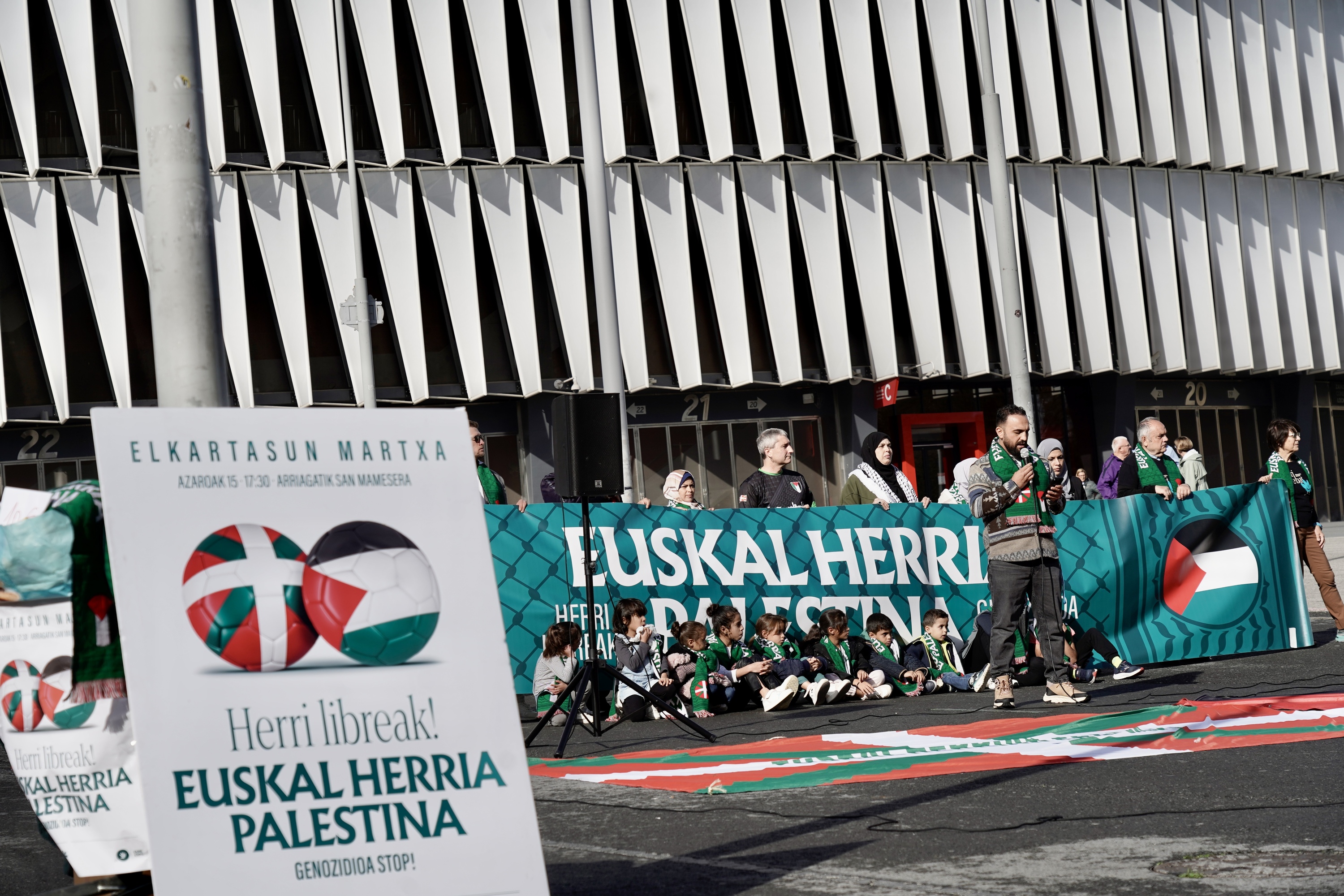 Euskal Herrian bizi diren zenbat palestinar, gaur goizean egin duten agerraldian, Bilbon. MARISOL RAMIREZ / FOKU Euskal Herrian bizi diren zenbat palestinar, gaur goizean egin duten agerraldian, Bilbon. MARISOL RAMIREZ / FOKU