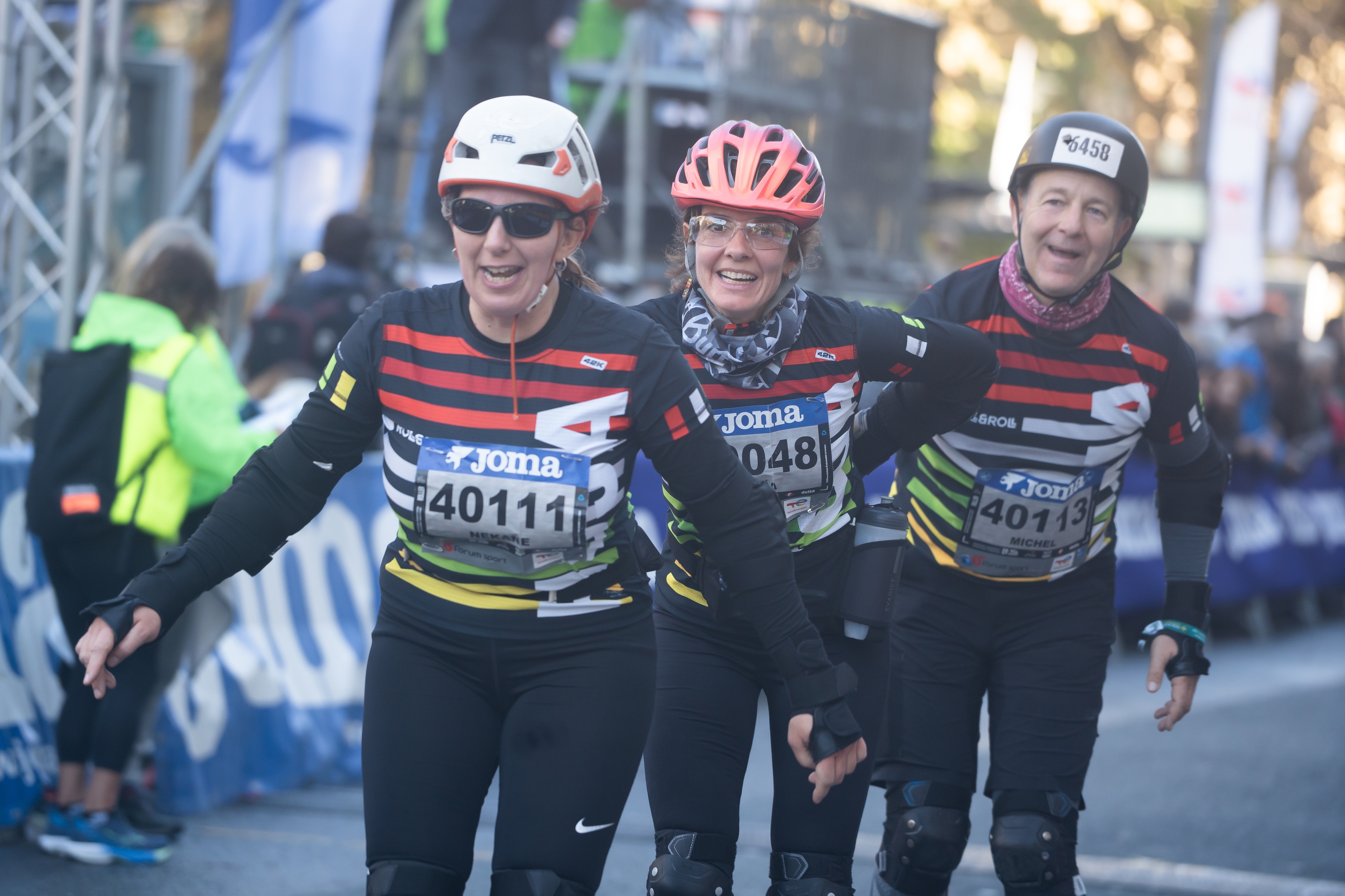 Hiru patinatzaile helmugara iristeko azken ahalegina egiten. ANDONI CANELLADA / FOKU