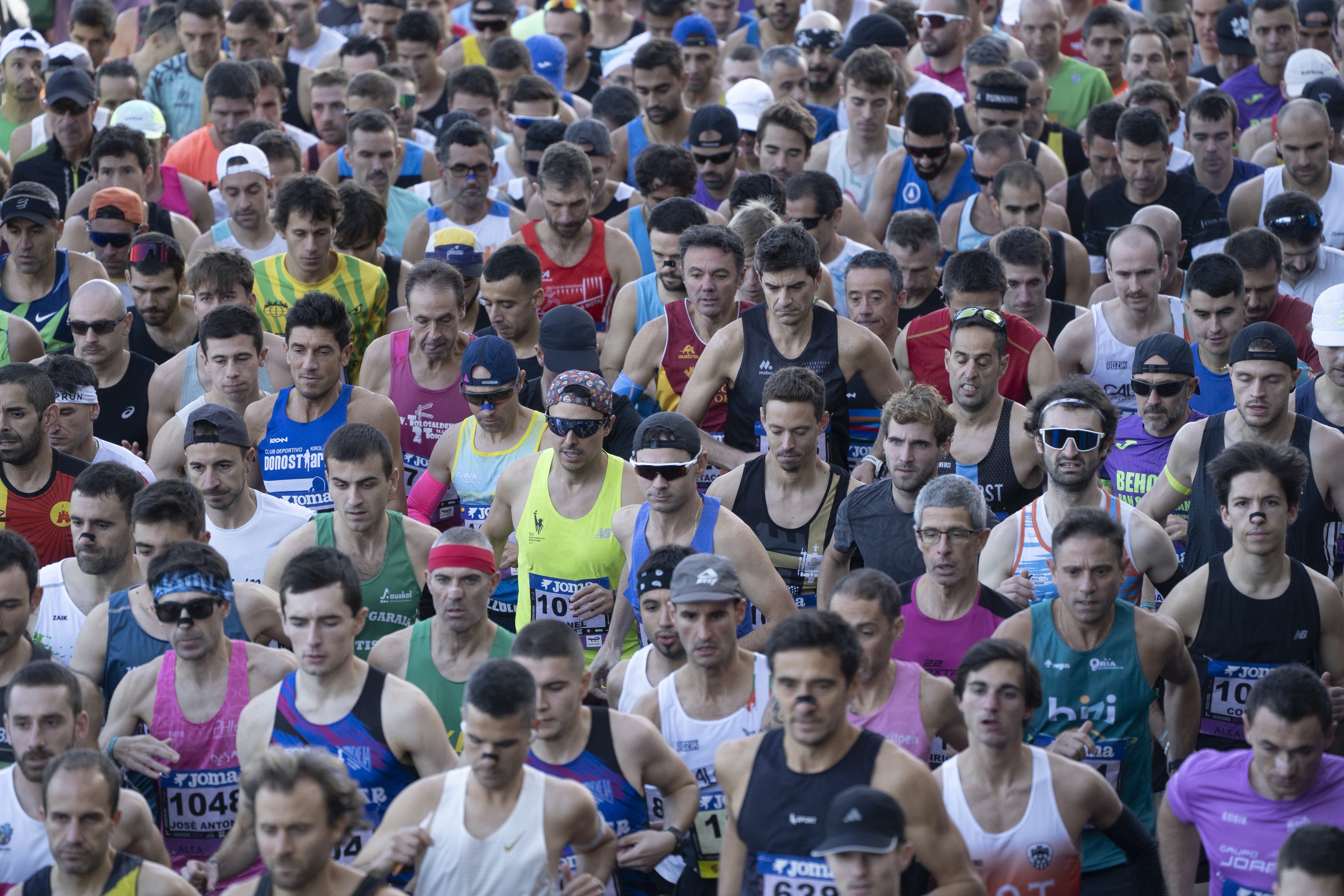 Korrikalariak lasterketa hasi zain, Irunen. JAGOBA MANTEROLA / FOKU